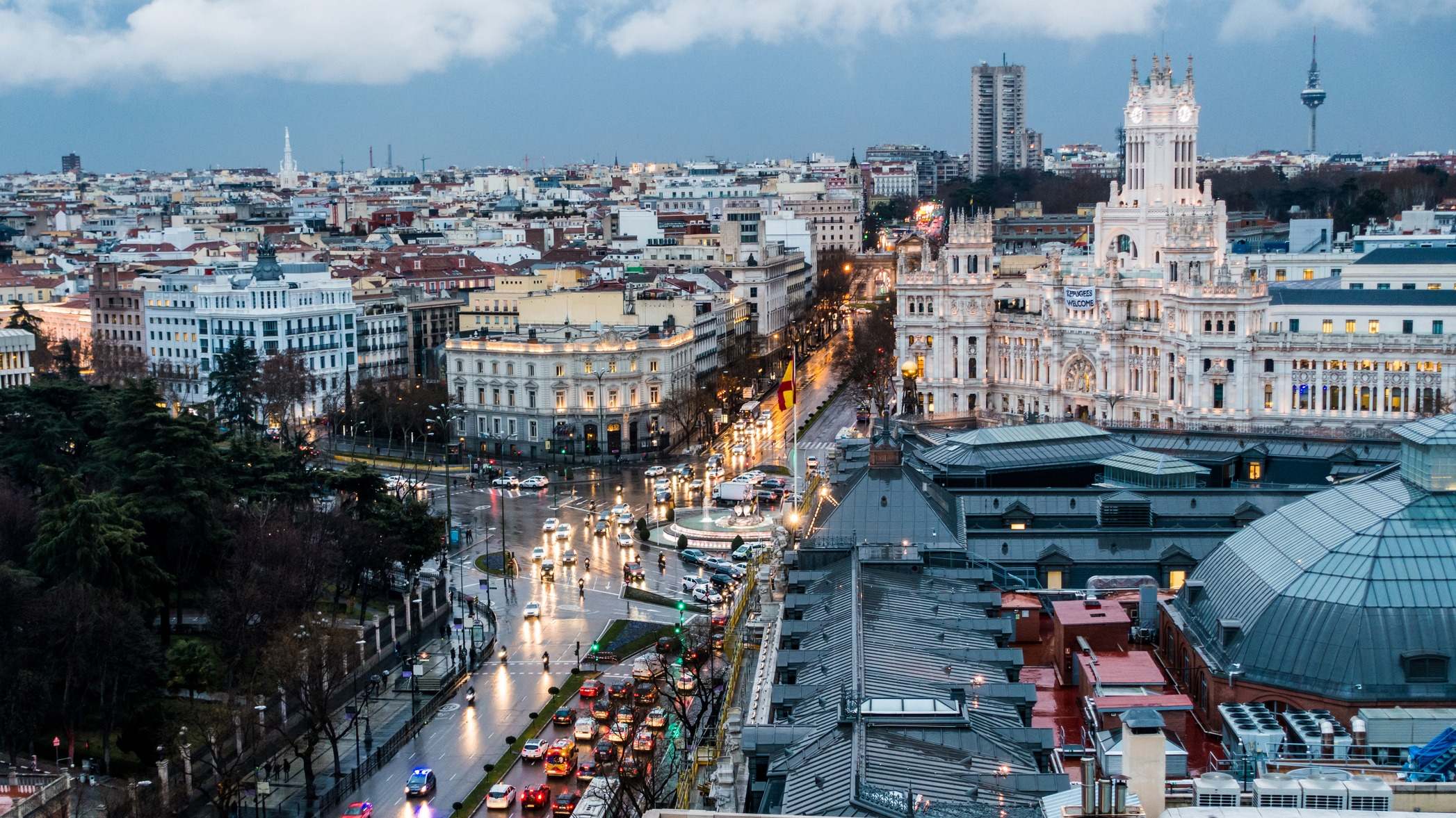 Gran vía de Madrid y el Ayuntamiento al anochecer lloviendo