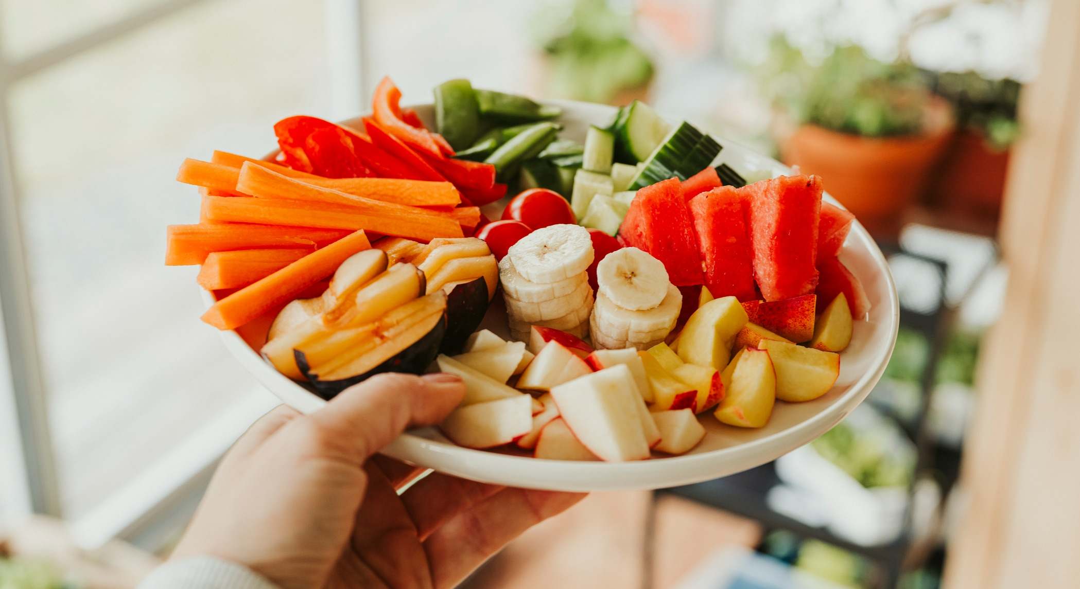 Plato de frutas y verduras variado