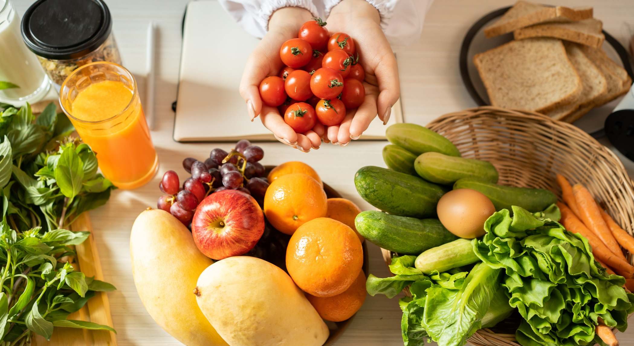 Alimentos sobre la encimera de la cocina