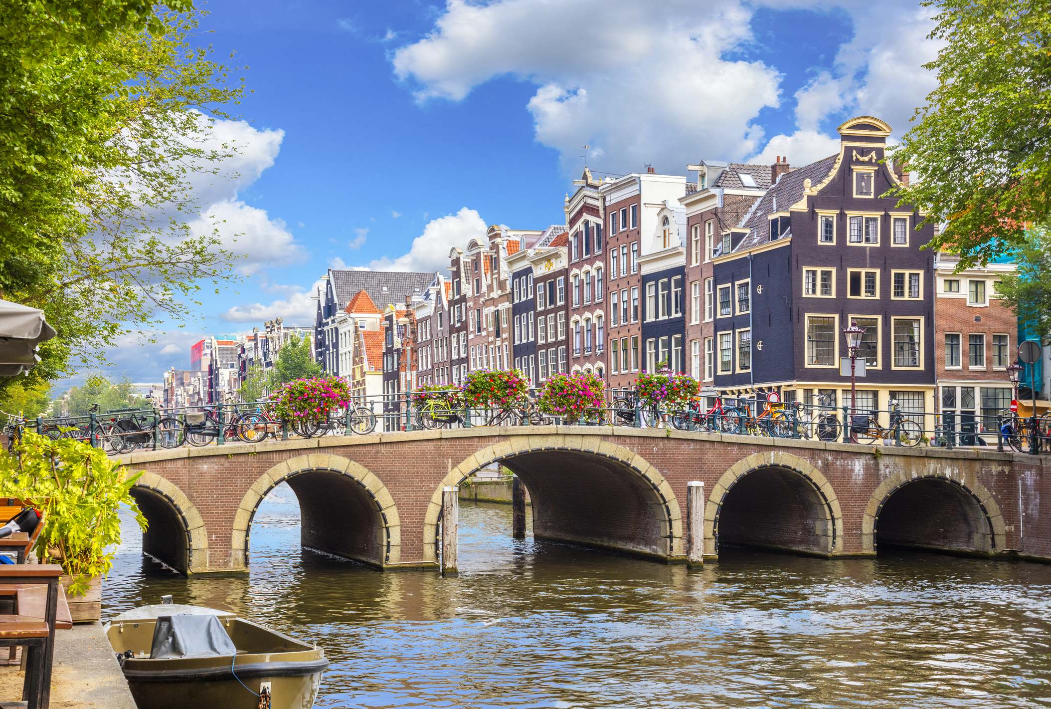 Centro de Ámsterdam - Río Amstel, casas antiguas y un puente. Bonitas vistas de la famosa ciudad de Ámsterdam. Viaje a Europa.