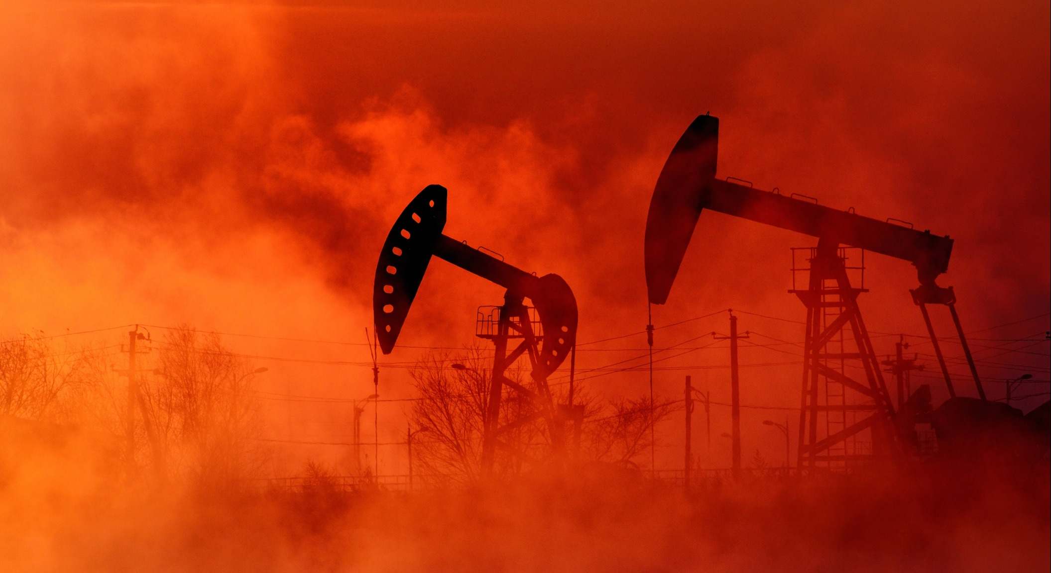 Dos pozos de petróleo en medio de humo