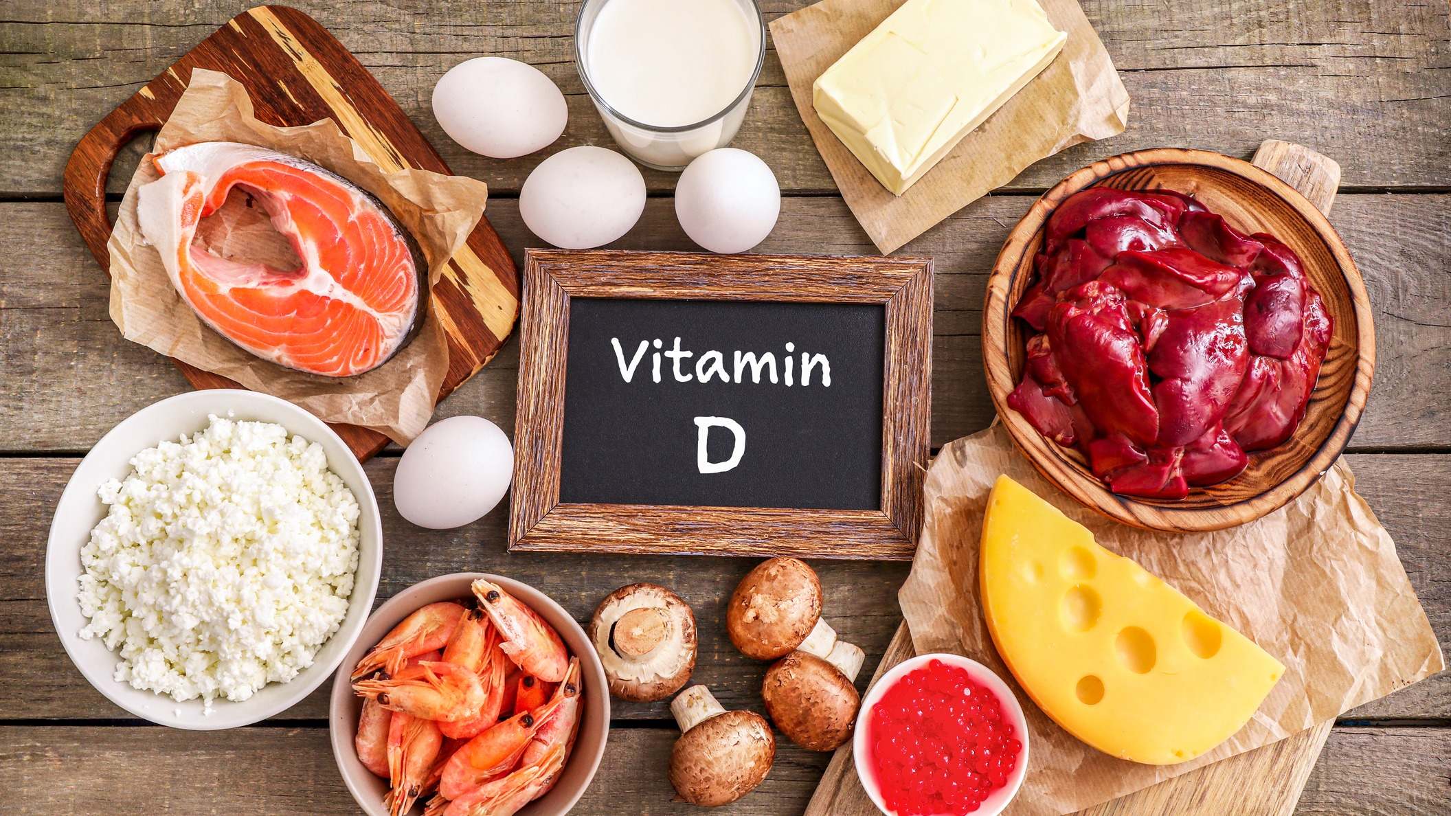 Alimentos con fuentes de Vitamina D sobre una mesa de madera