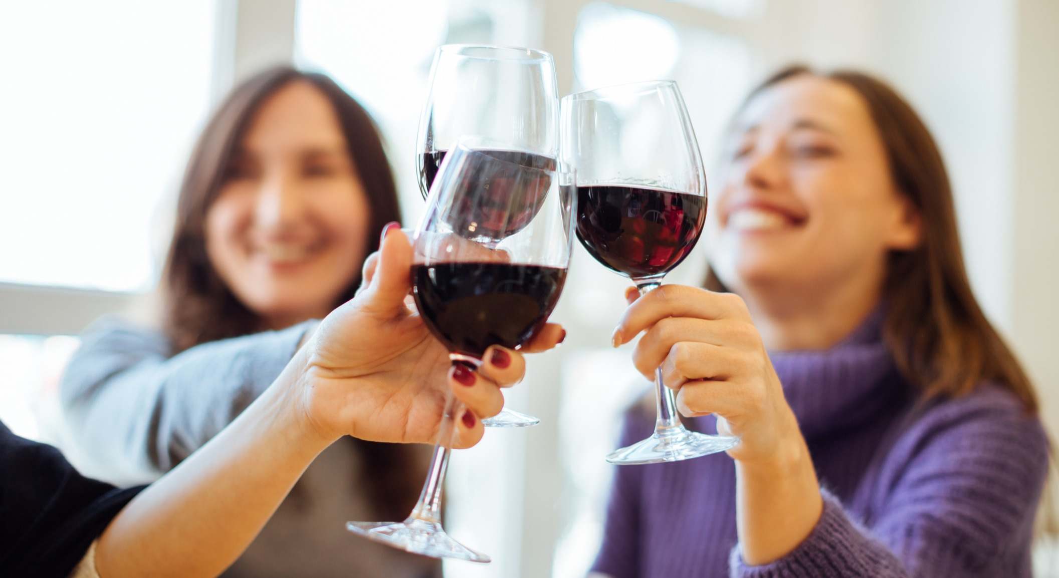 Mujeres bebiendo vino tinto