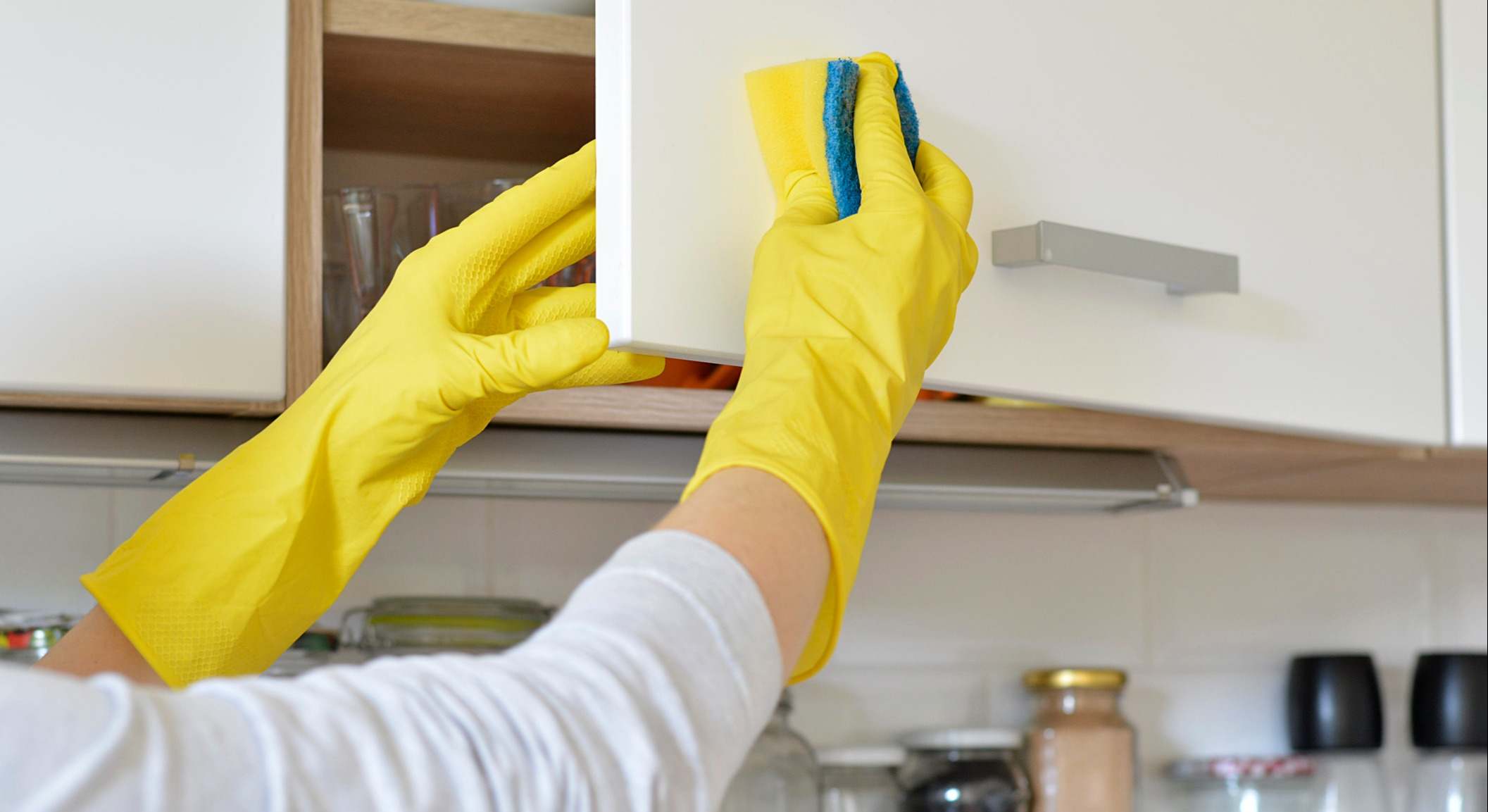 Una mujer limpia los muebles de la cocina. / Foto: iStock