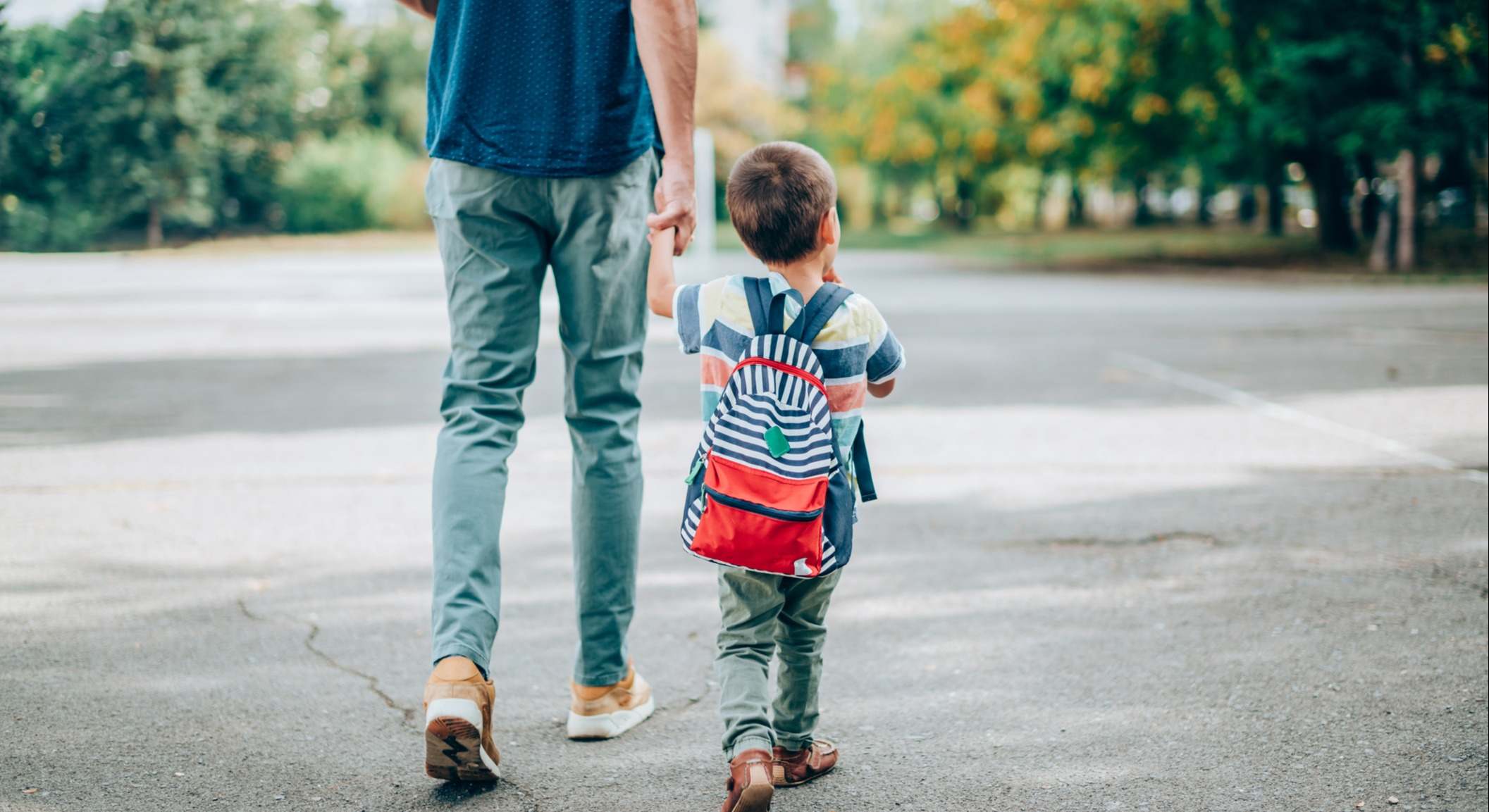 Padre lleva a su hijo al colegio