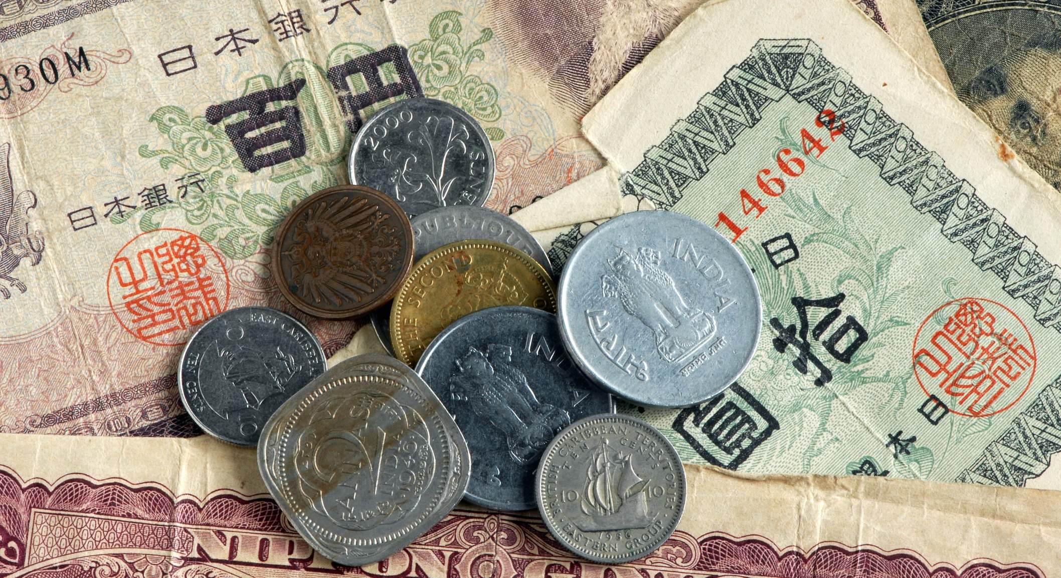 Varias divisas del pacífico