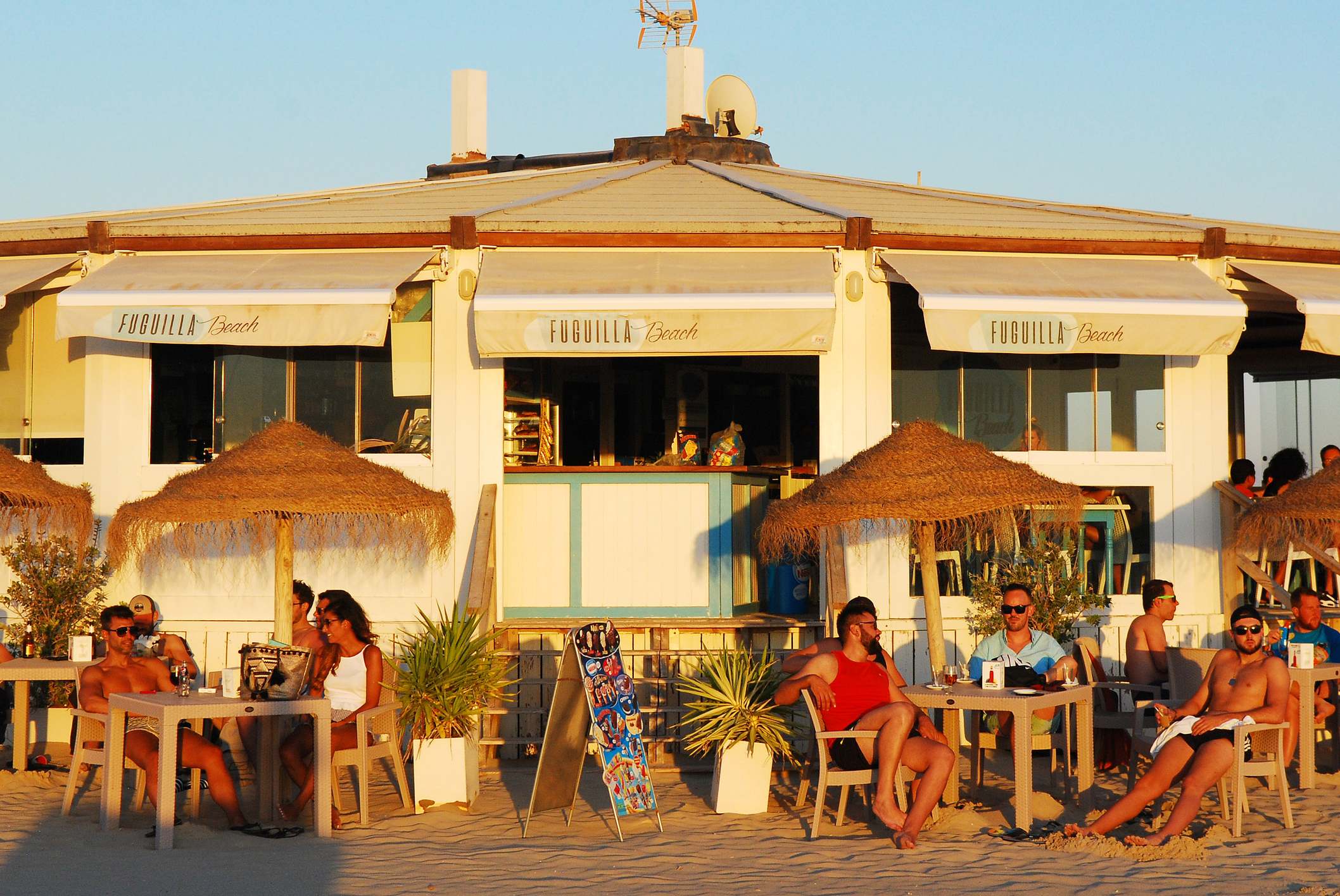Chiringuito de playa con turistas durante el verano. / Foto: iStock