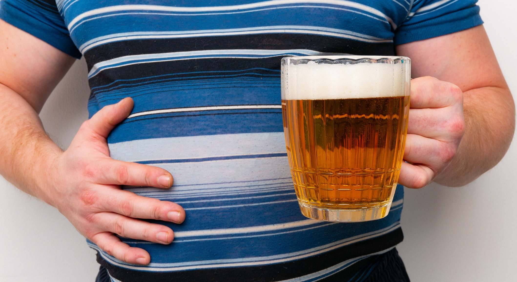 Reducir el consumo de alcohol ayuda a bajar de peso