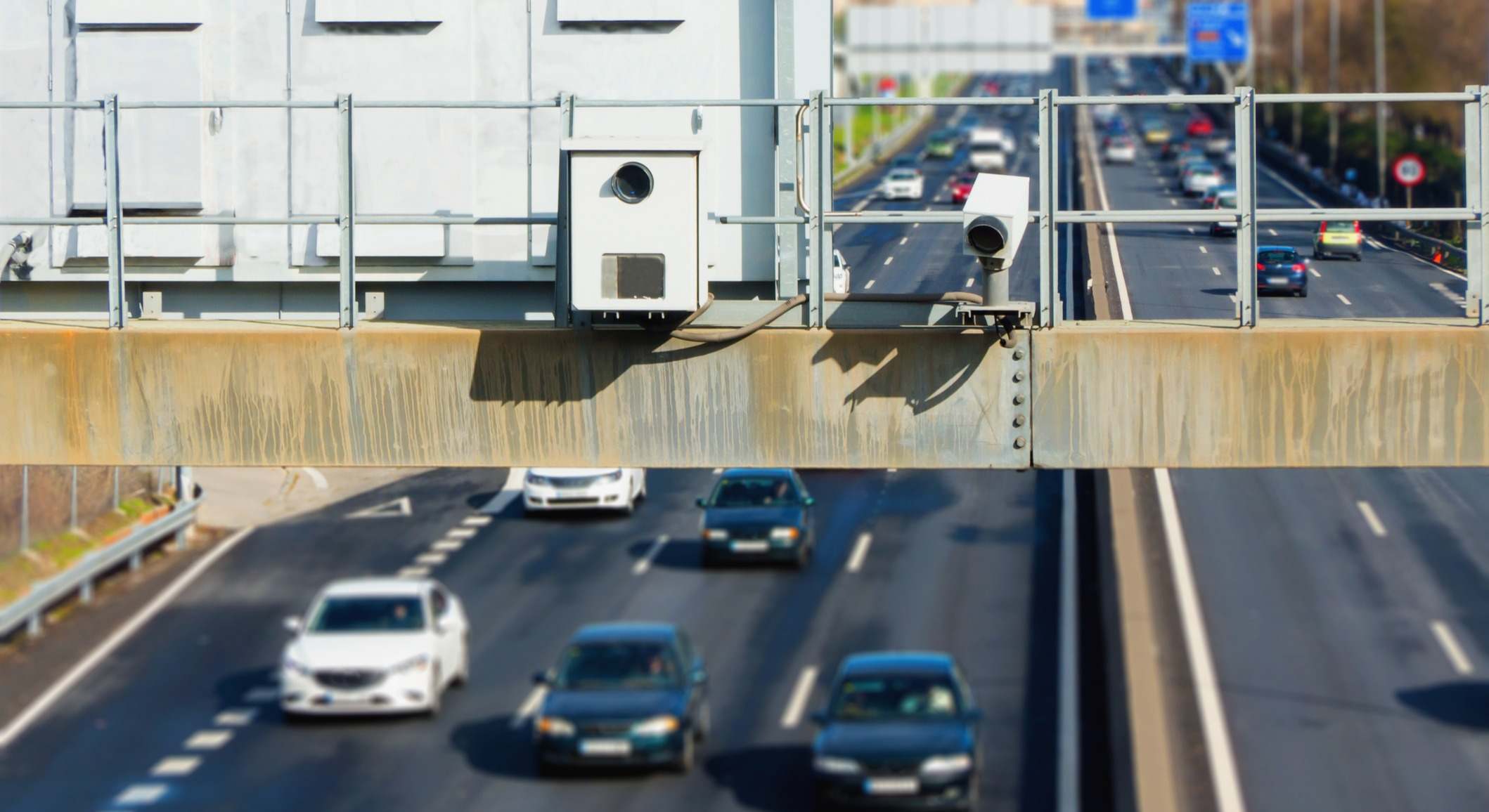 Cámaras de velocidad de radar de tráfico en una carretera española