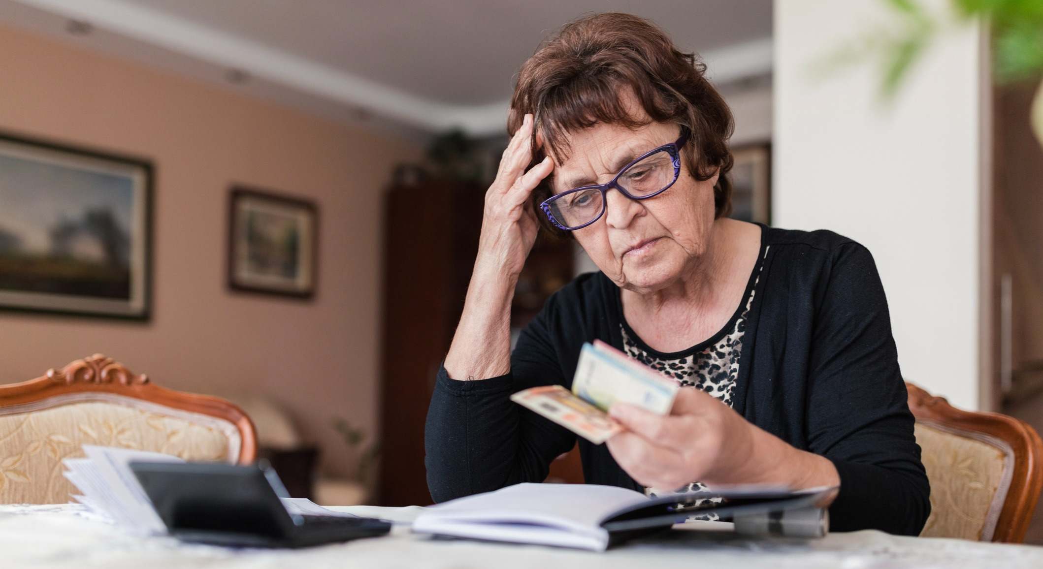 Una mujer mayor contando dinero