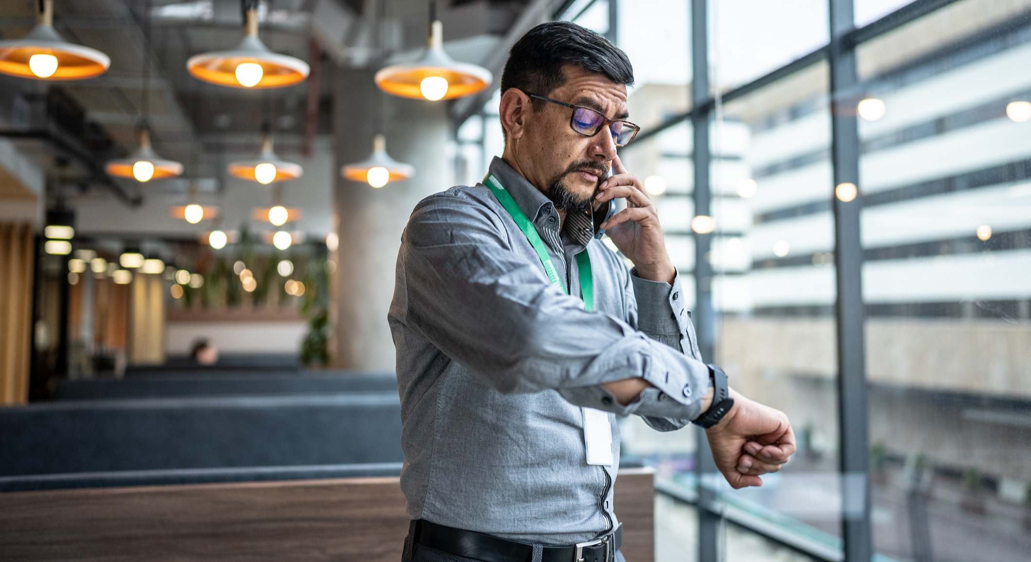 Trabajador mirando la hora. Foto: iStock