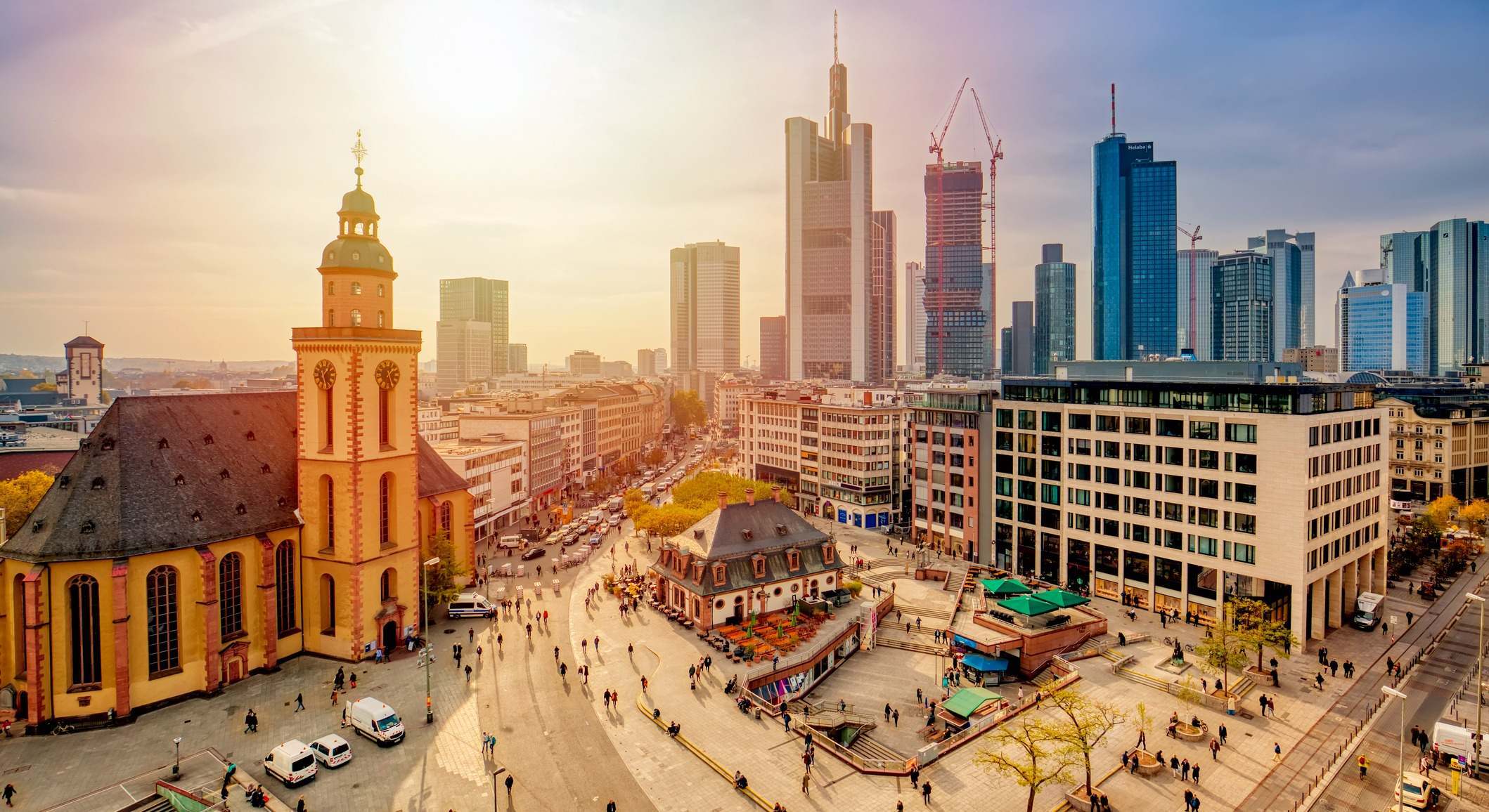 Skyline de Frankfurt con St Catherines Church, Hauptwache y distrito financiero