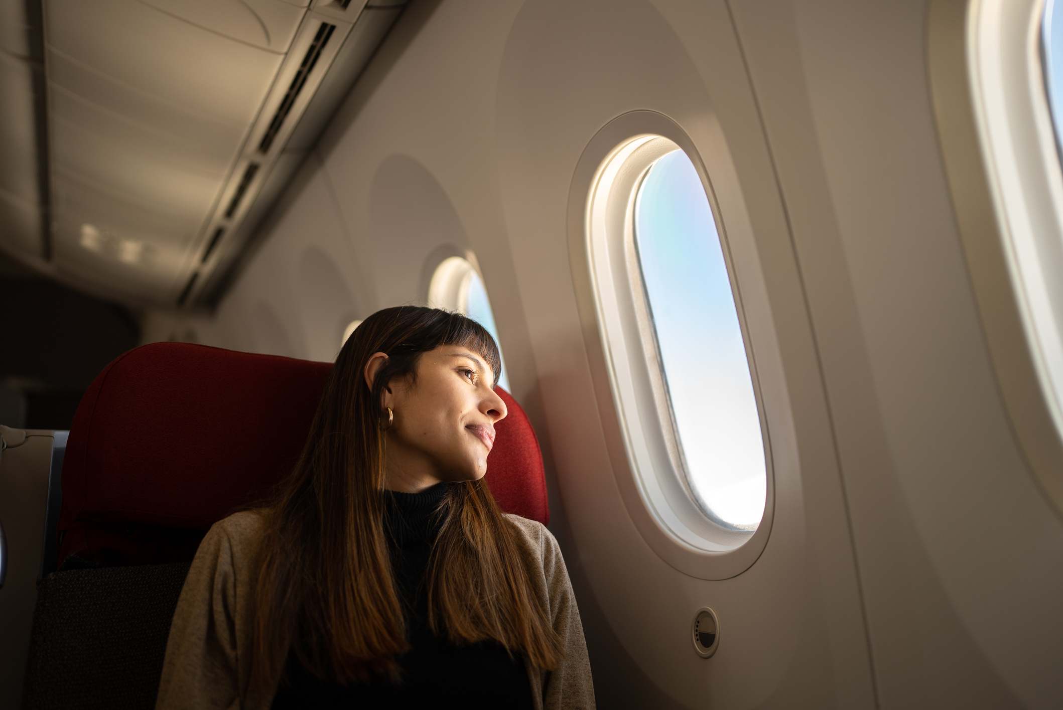 Mujer viajando en un avin sin nios