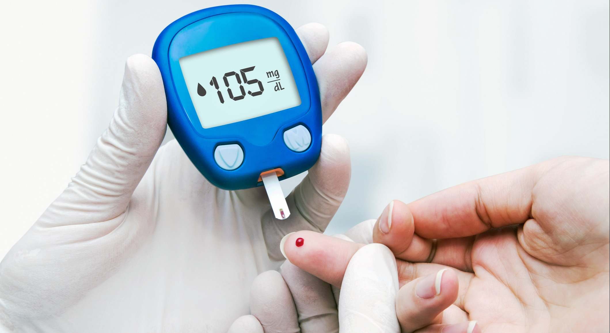 Doctor que hace prueba de azúcar en la sangre para la diabetes
