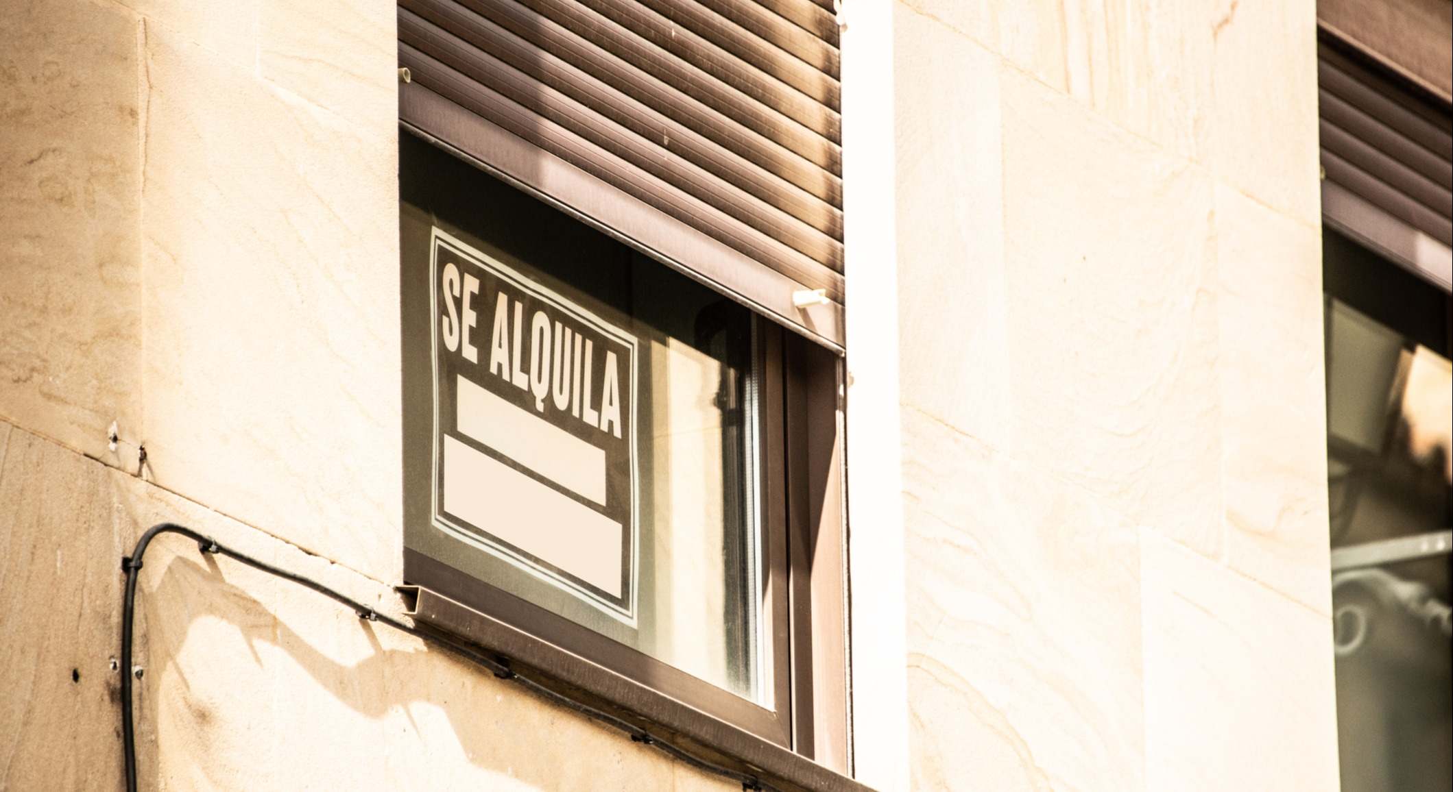 Cartel de 'se alquila' en la ventana de una vivienda. Foto: iStock
