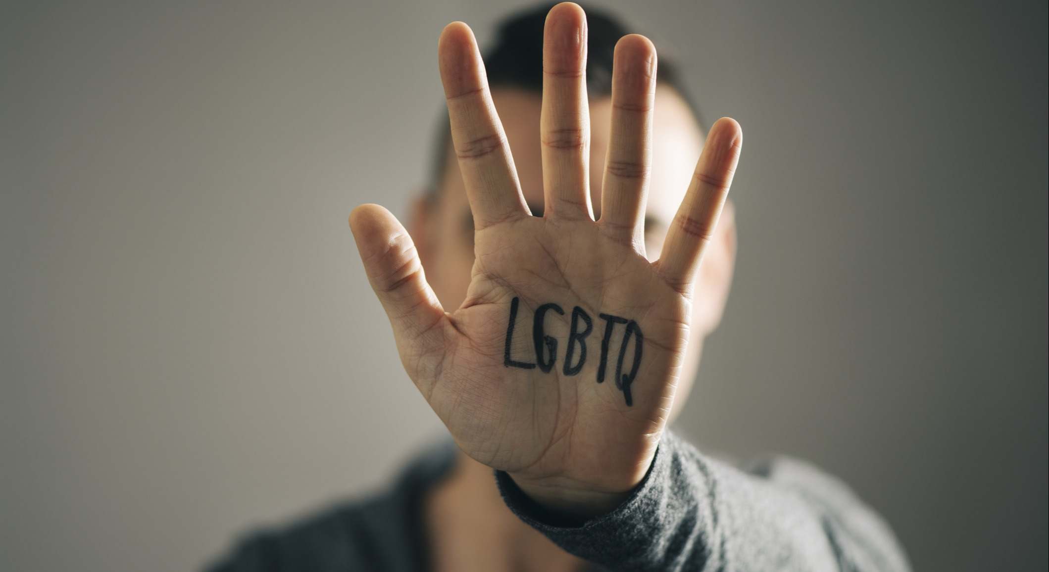 Así funciona el servicio 028 contra la LGTBIfobia.