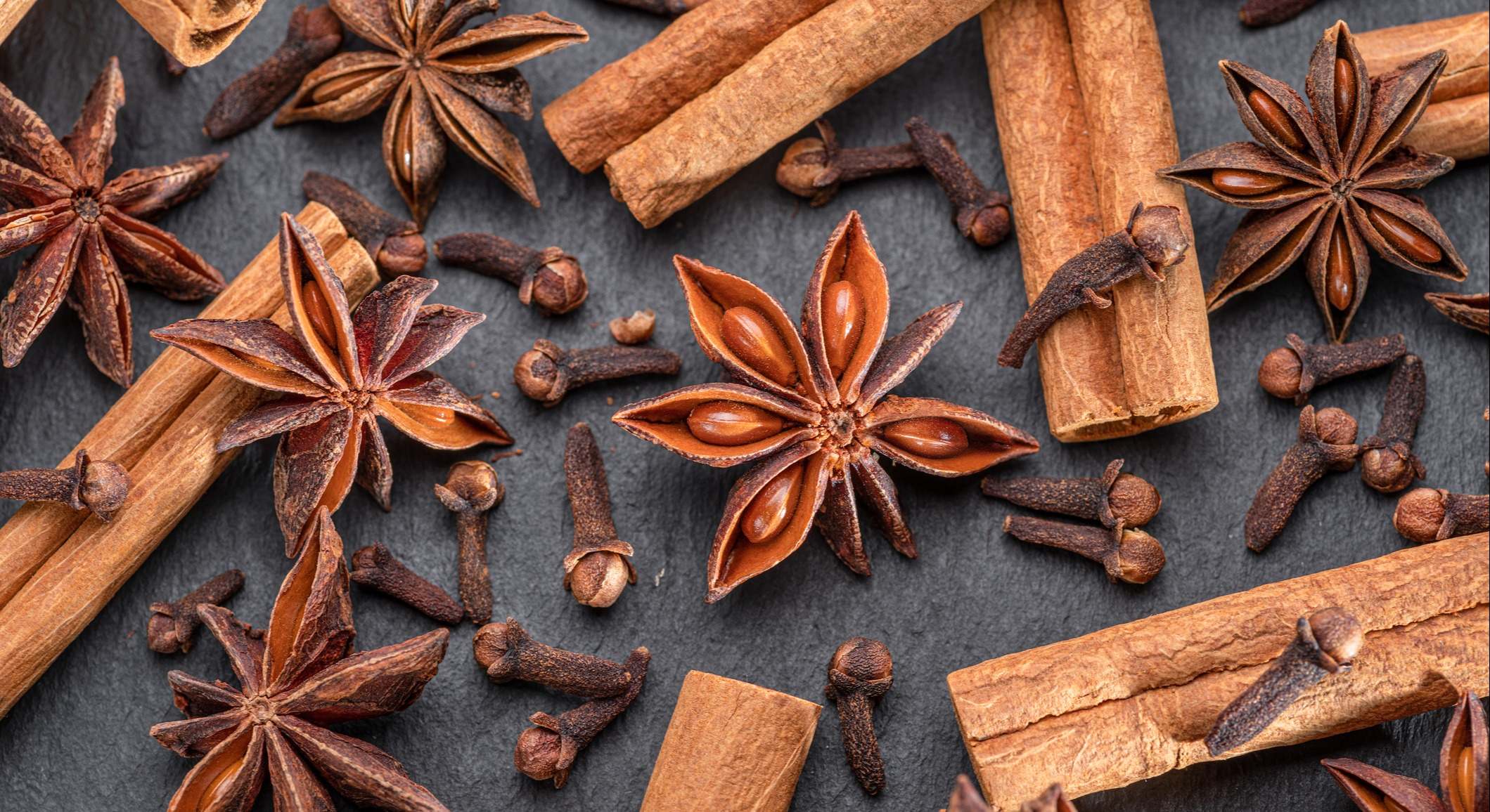 Un montón de tres especias para vino caliente anís estrellado, canela y clavo,