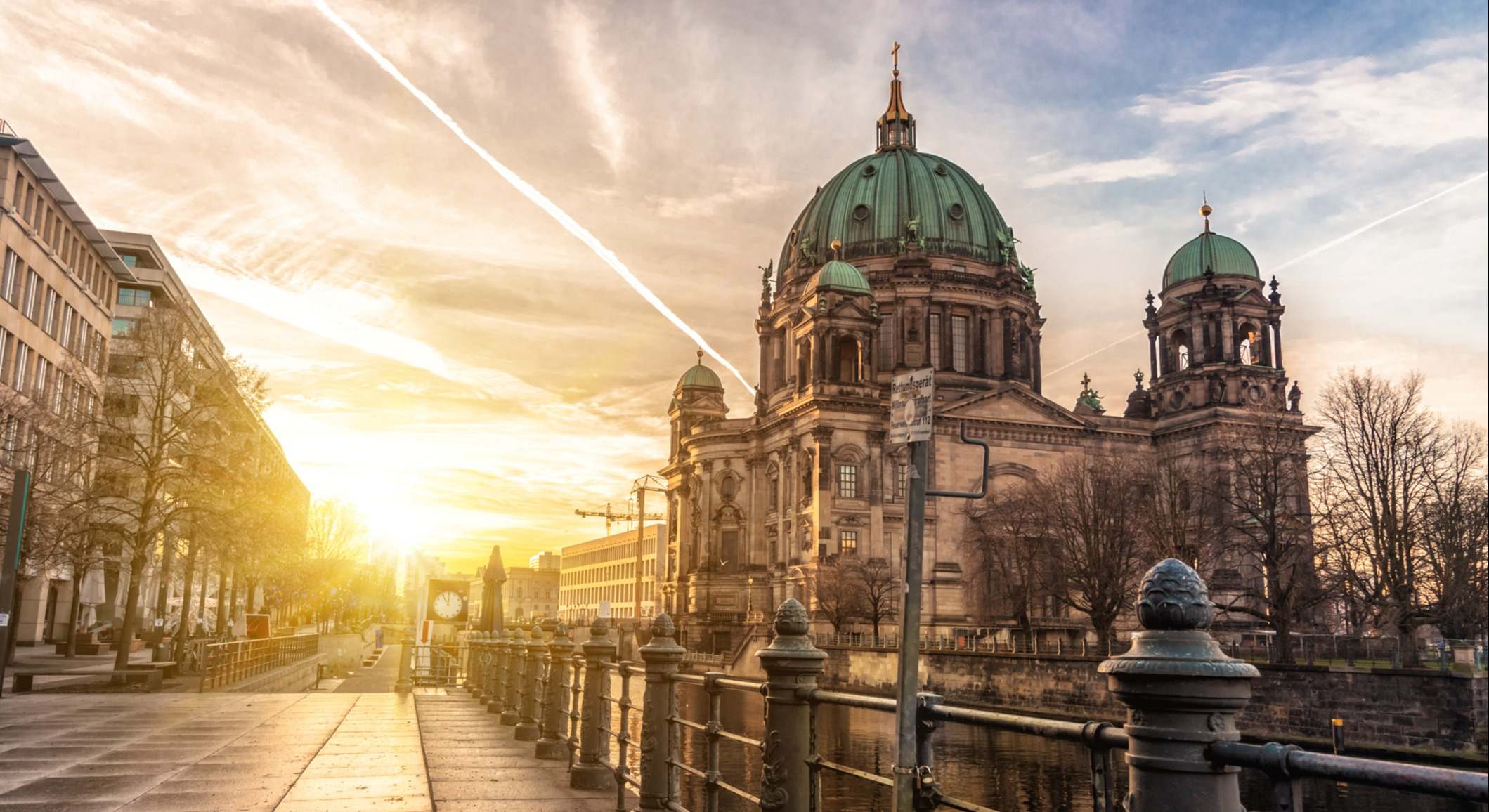 Vista de la Catedral de Berlín al amanecer