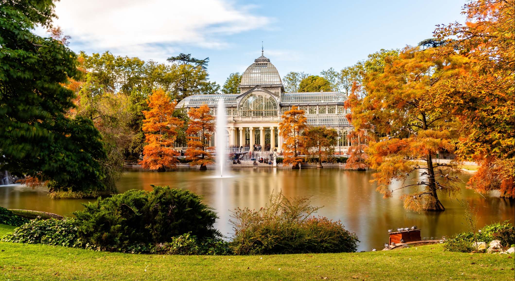 Palacio de Cristal en Madrid, teñido con los colores del otoño. Foto: iStock