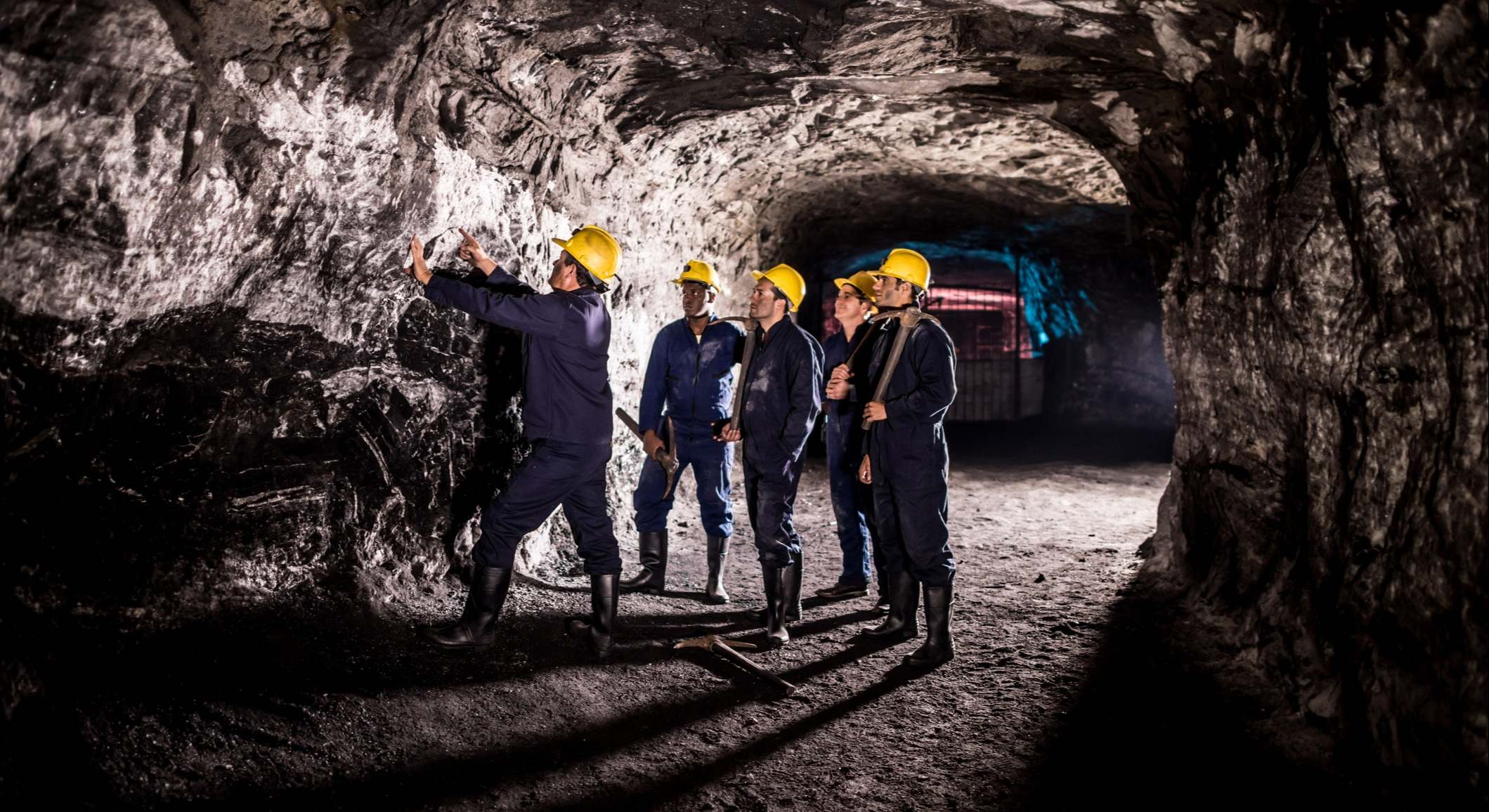 Mineros en la mina