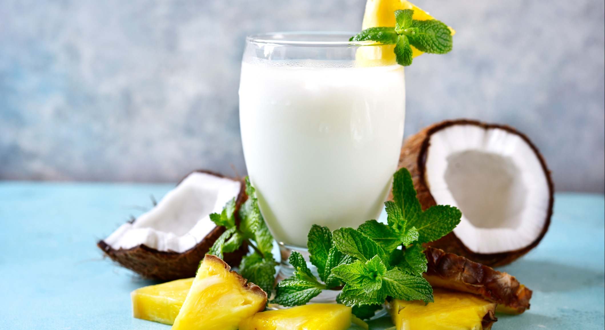 Zumo de piña y coco