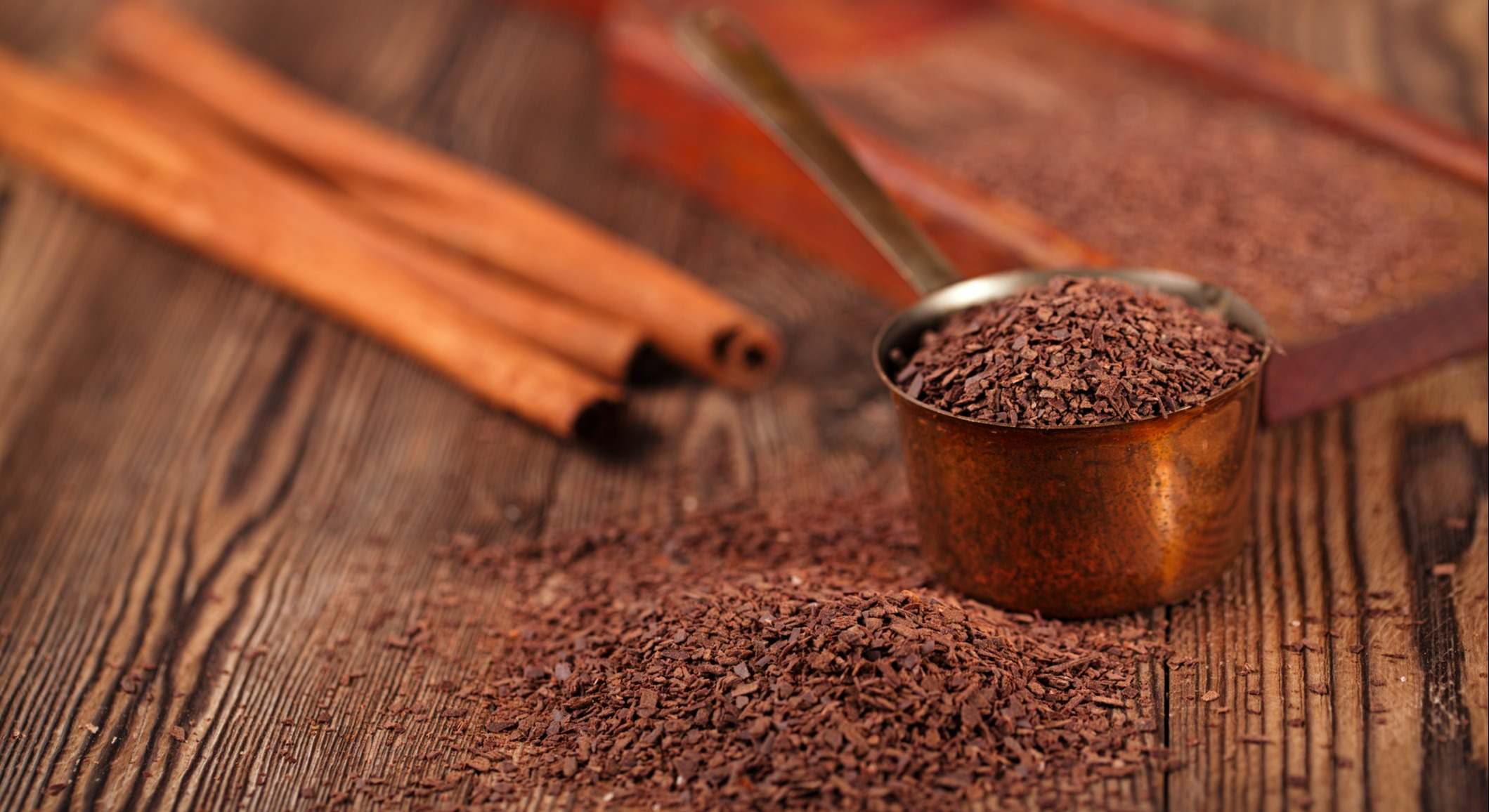 Trazas de cacao en un recipiente de cobre