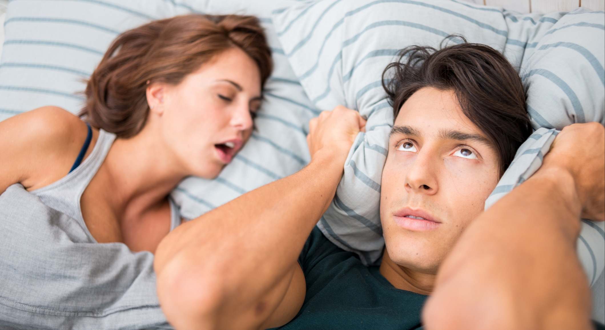 Mujer roncando y su pareja no puede dormir
