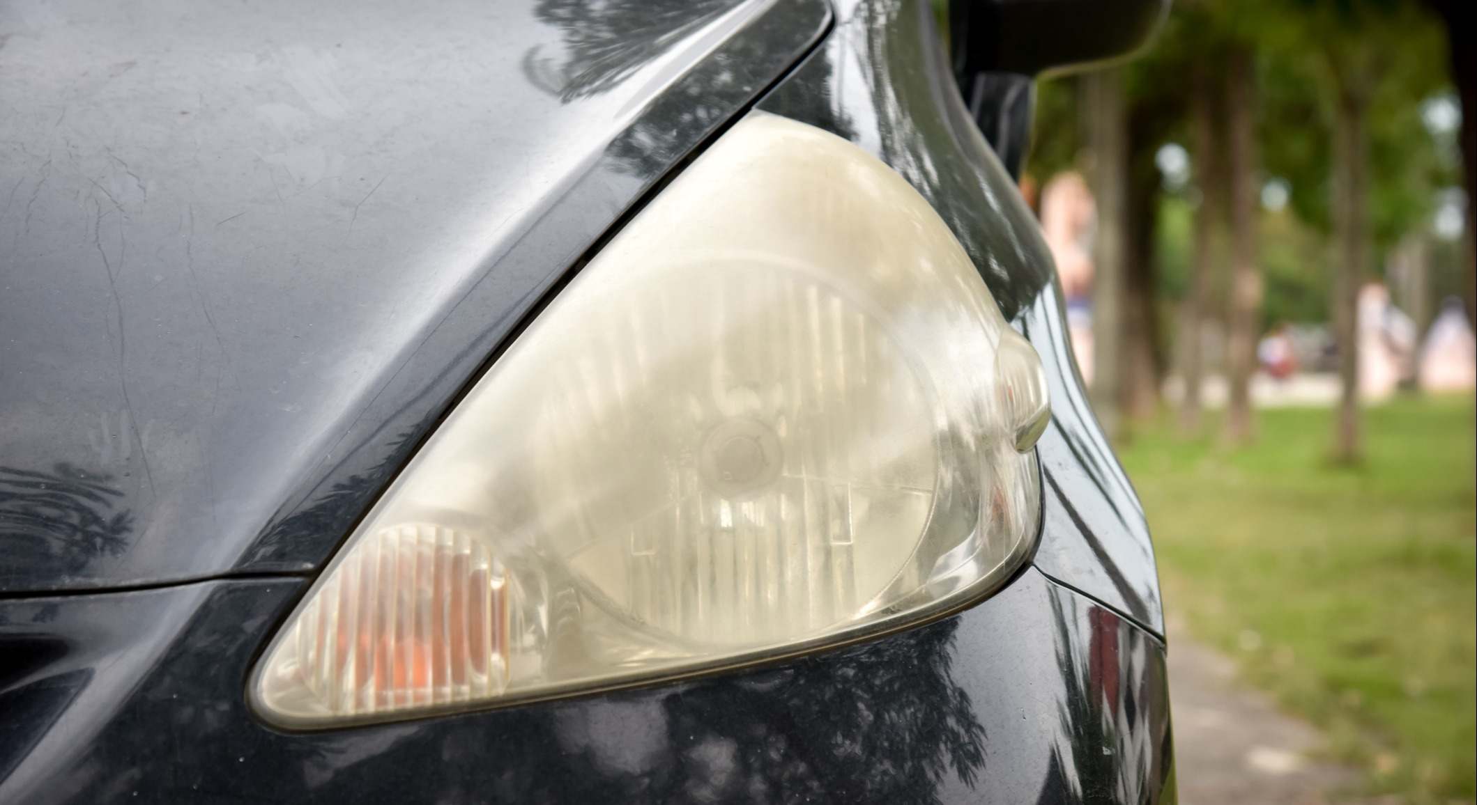 Faro delantero de un coche amarillento