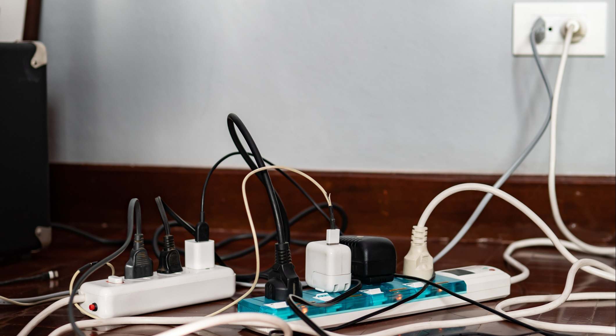 Una regleta con muchos cables conectados
