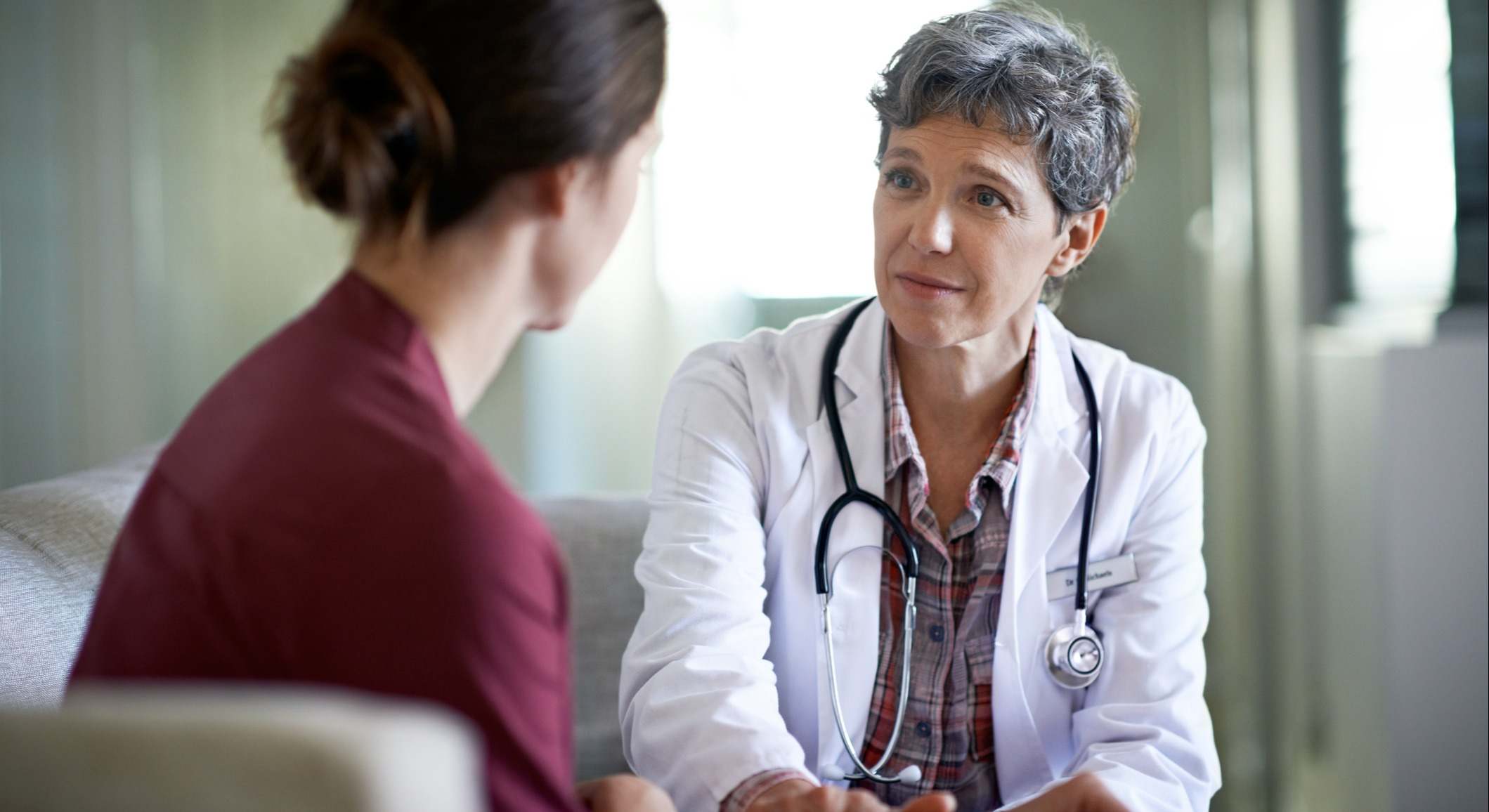 Médico hablando con una paciente