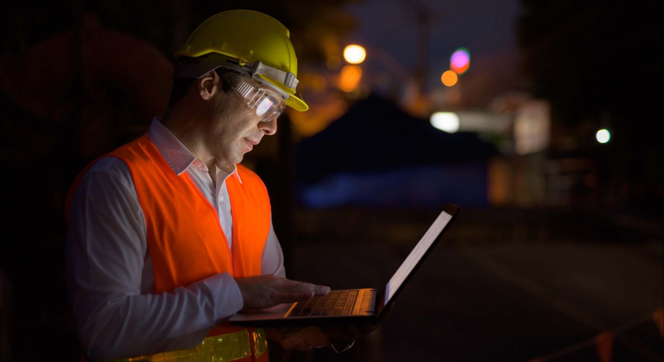 Persona trabajando de noche en una obra
