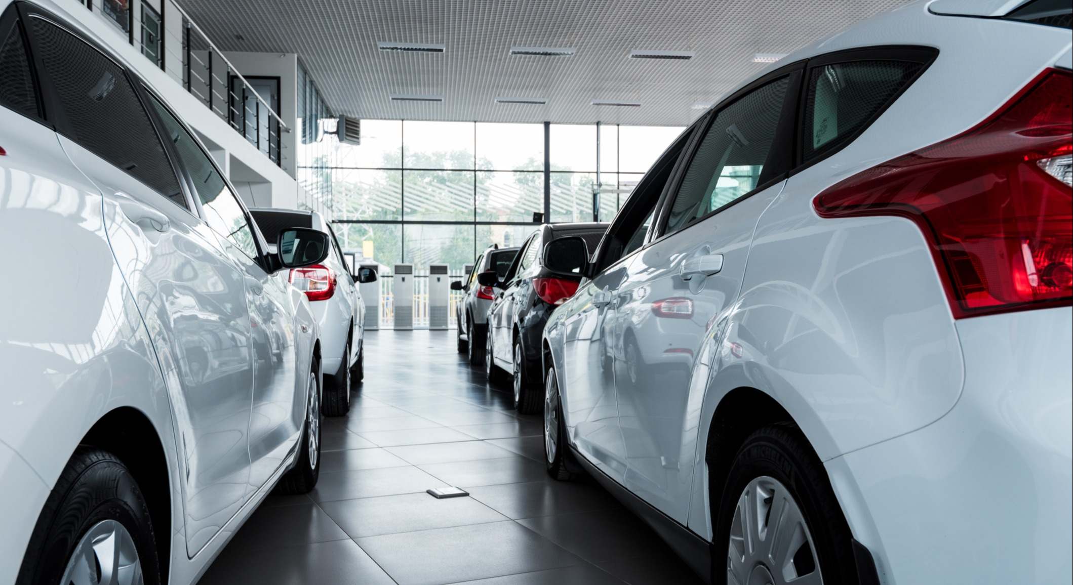 Coches preparados para la venta en un concesionario