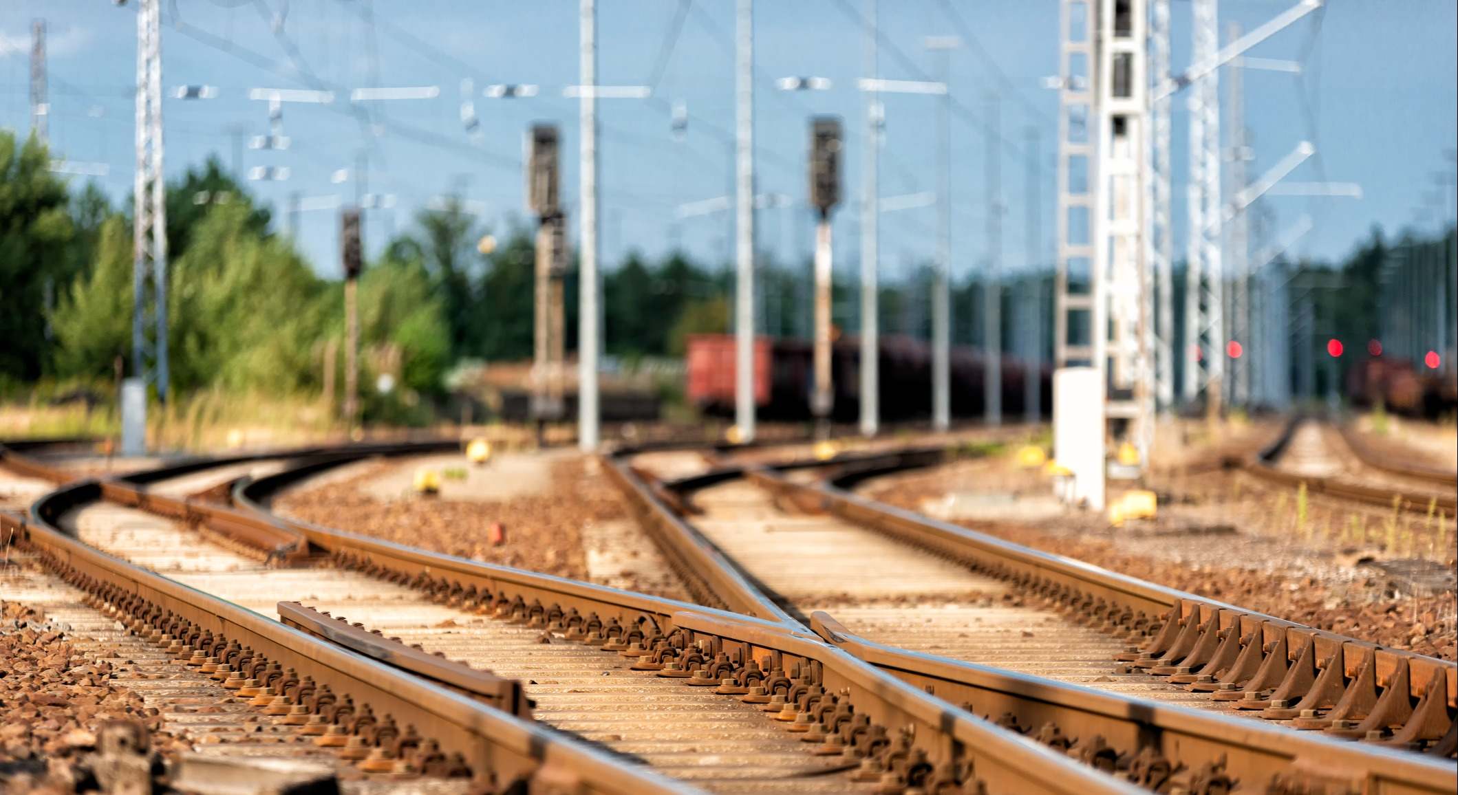 Rieles en una estación de ferrocarril