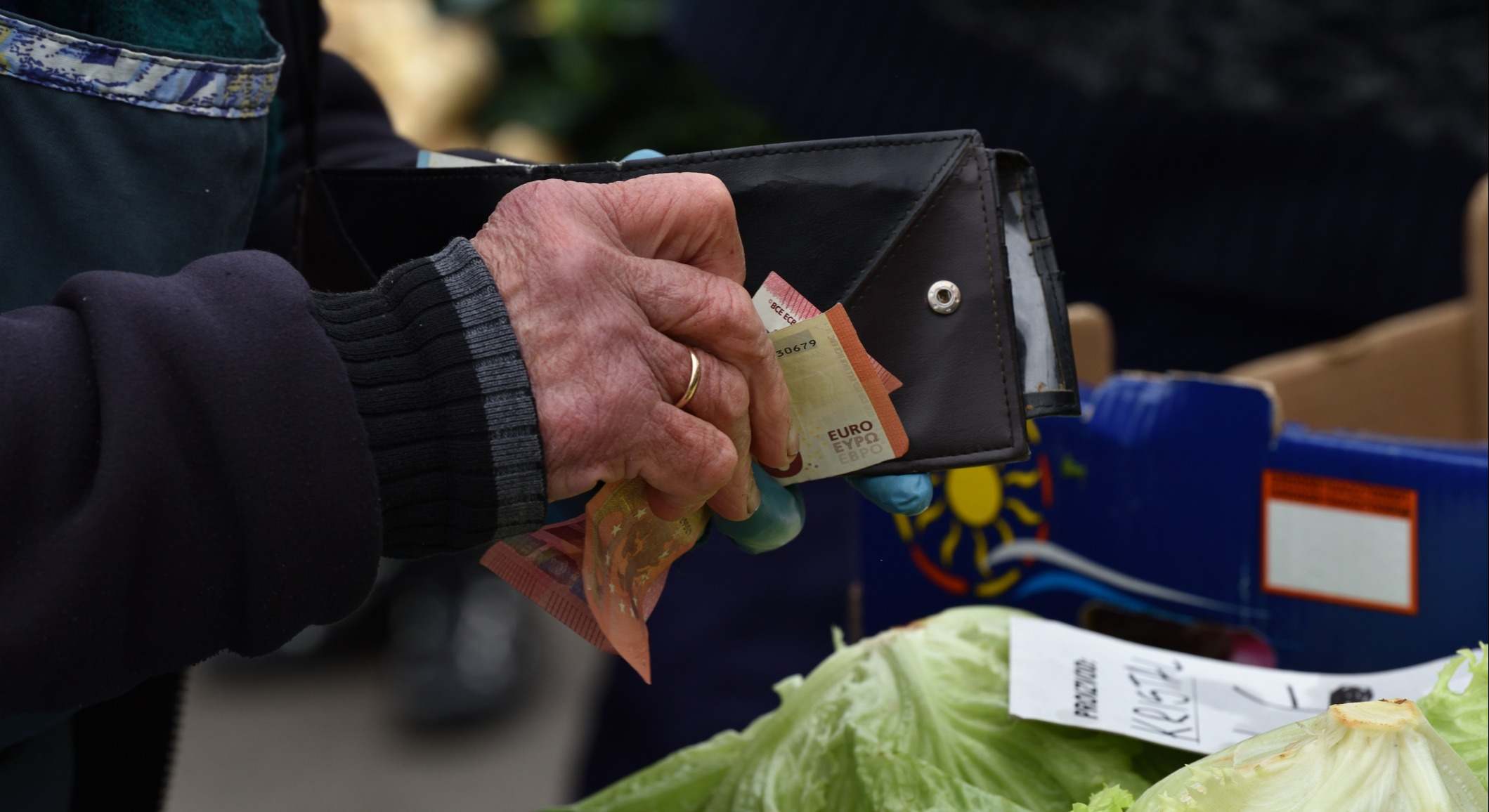 Una persona paga en un mercado