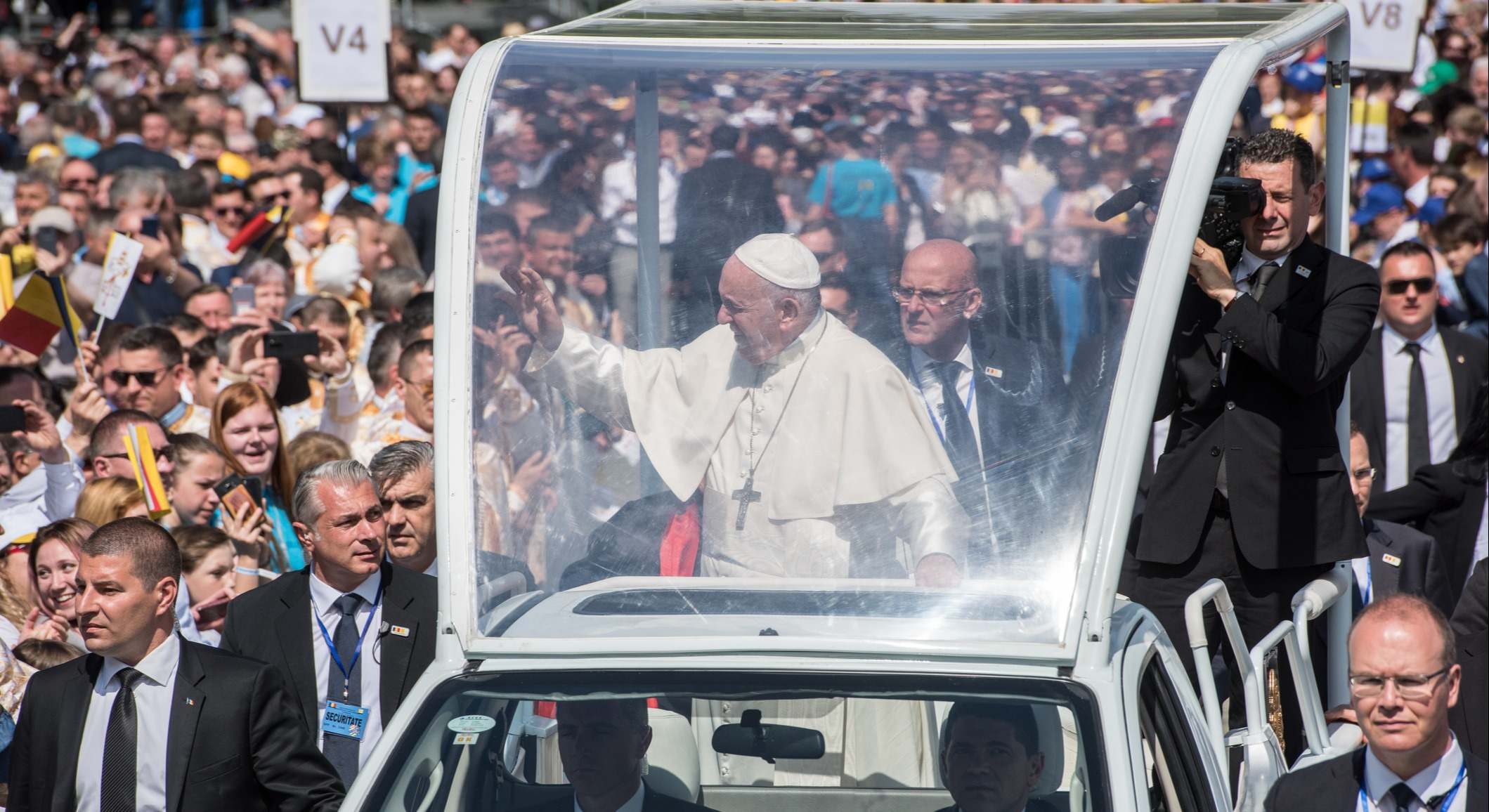Papa Francisco en el papamóvil.