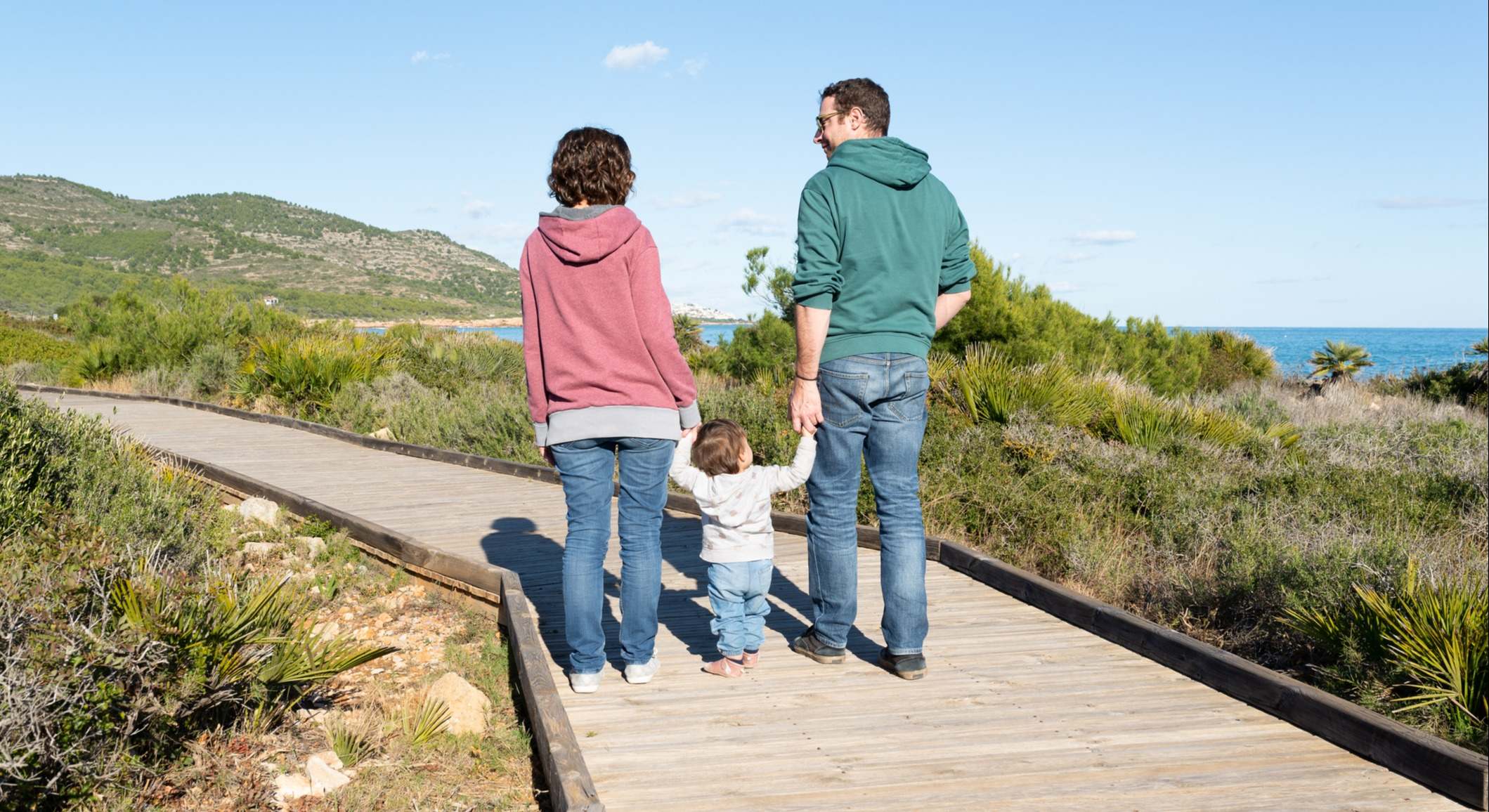 familia joven paseando por el campo