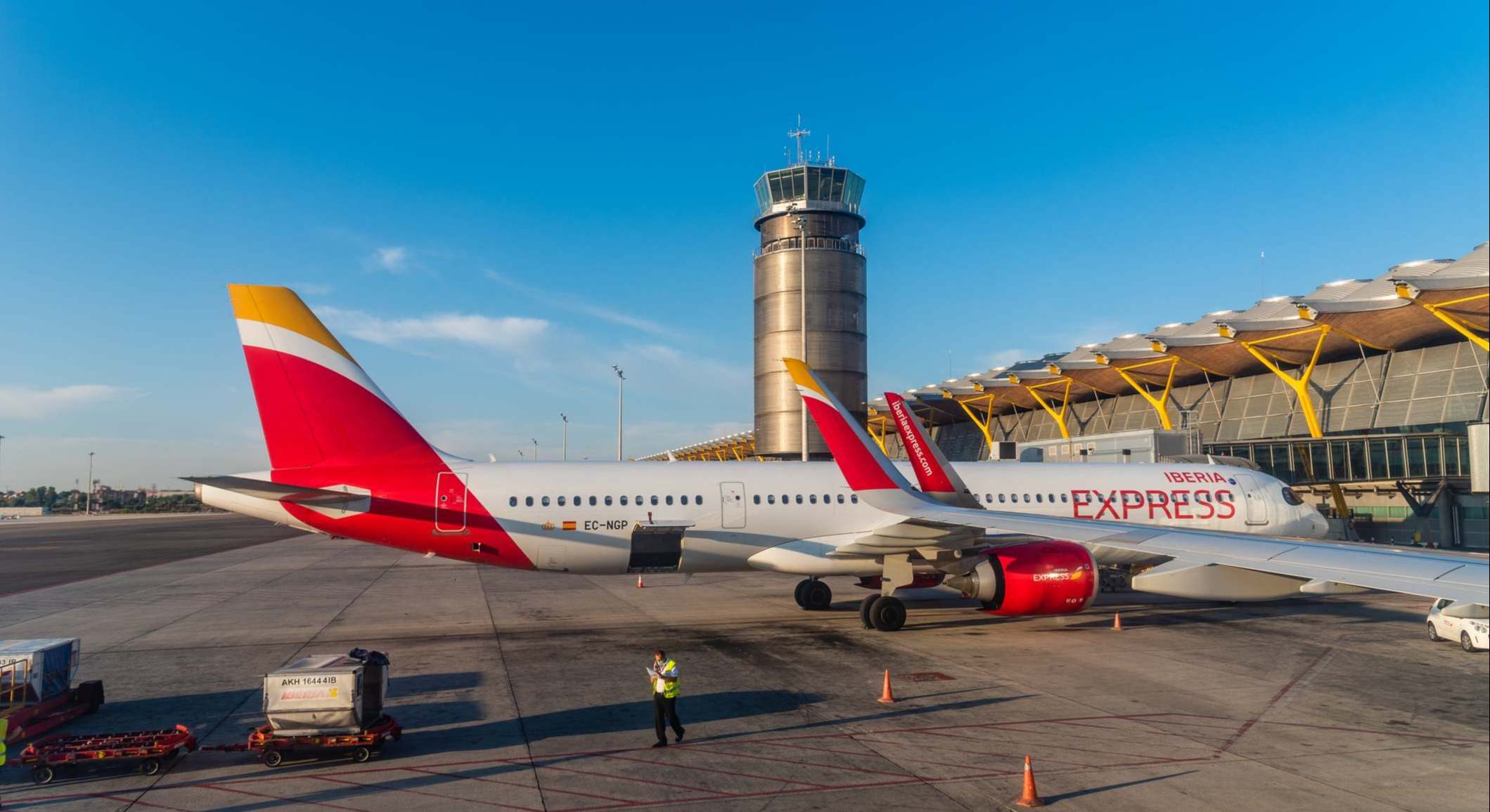 avión iberia express en pista