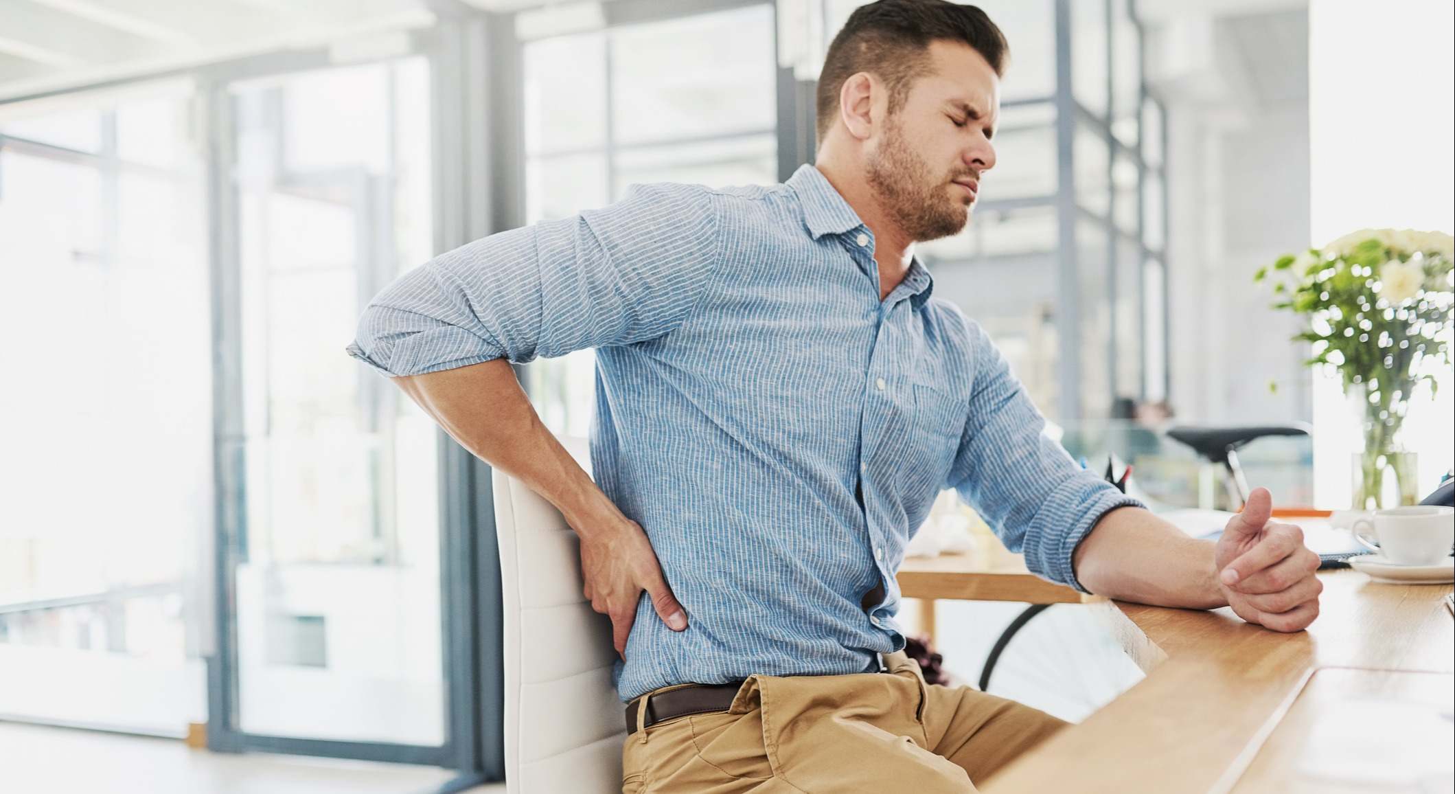 Hombre con dolor de espalda en el trabajo