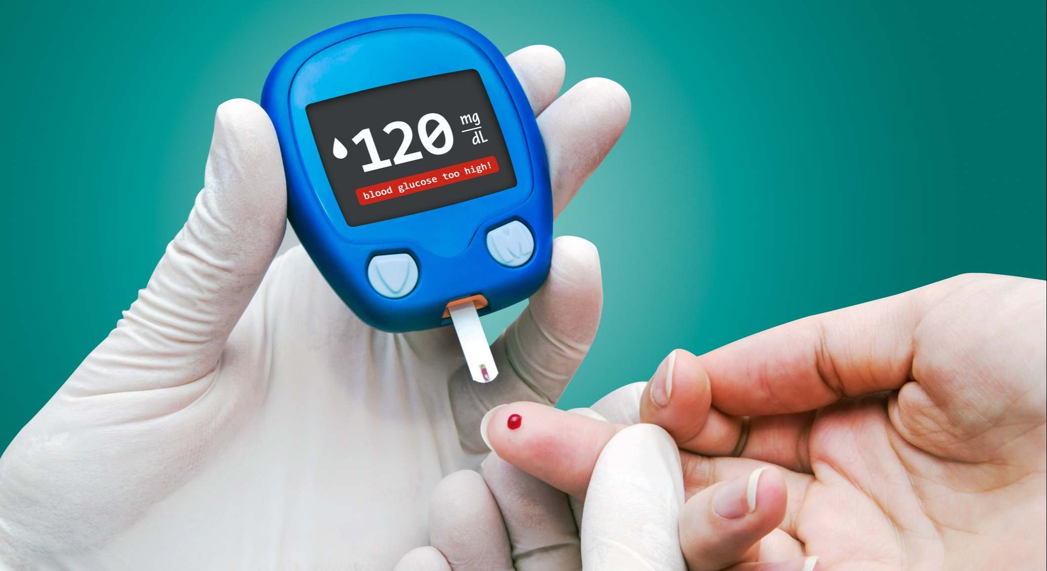 Médico realiza prueba de azúcar en la sangre con un glucómetro