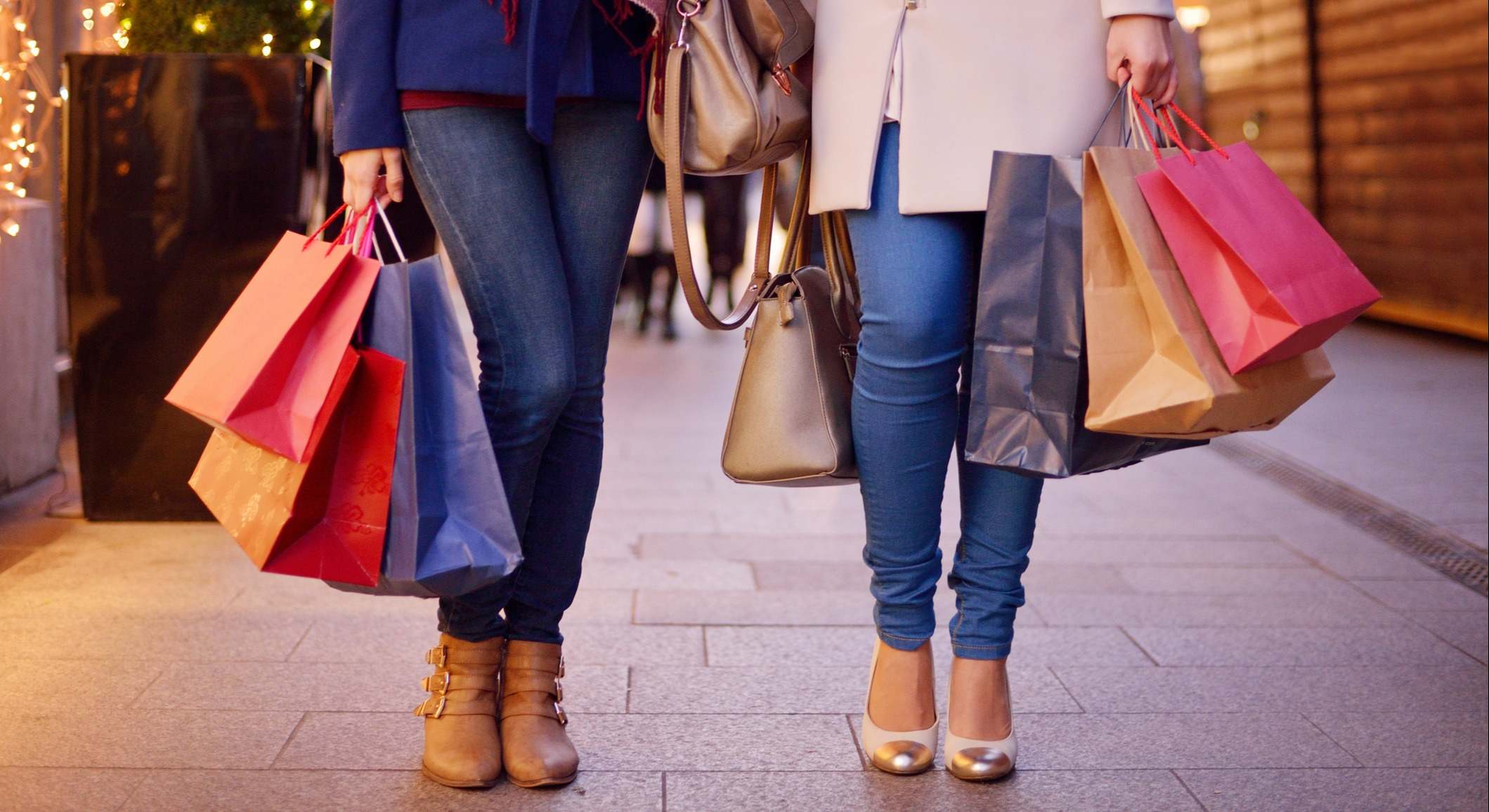 Dos personas van de compras navideñas