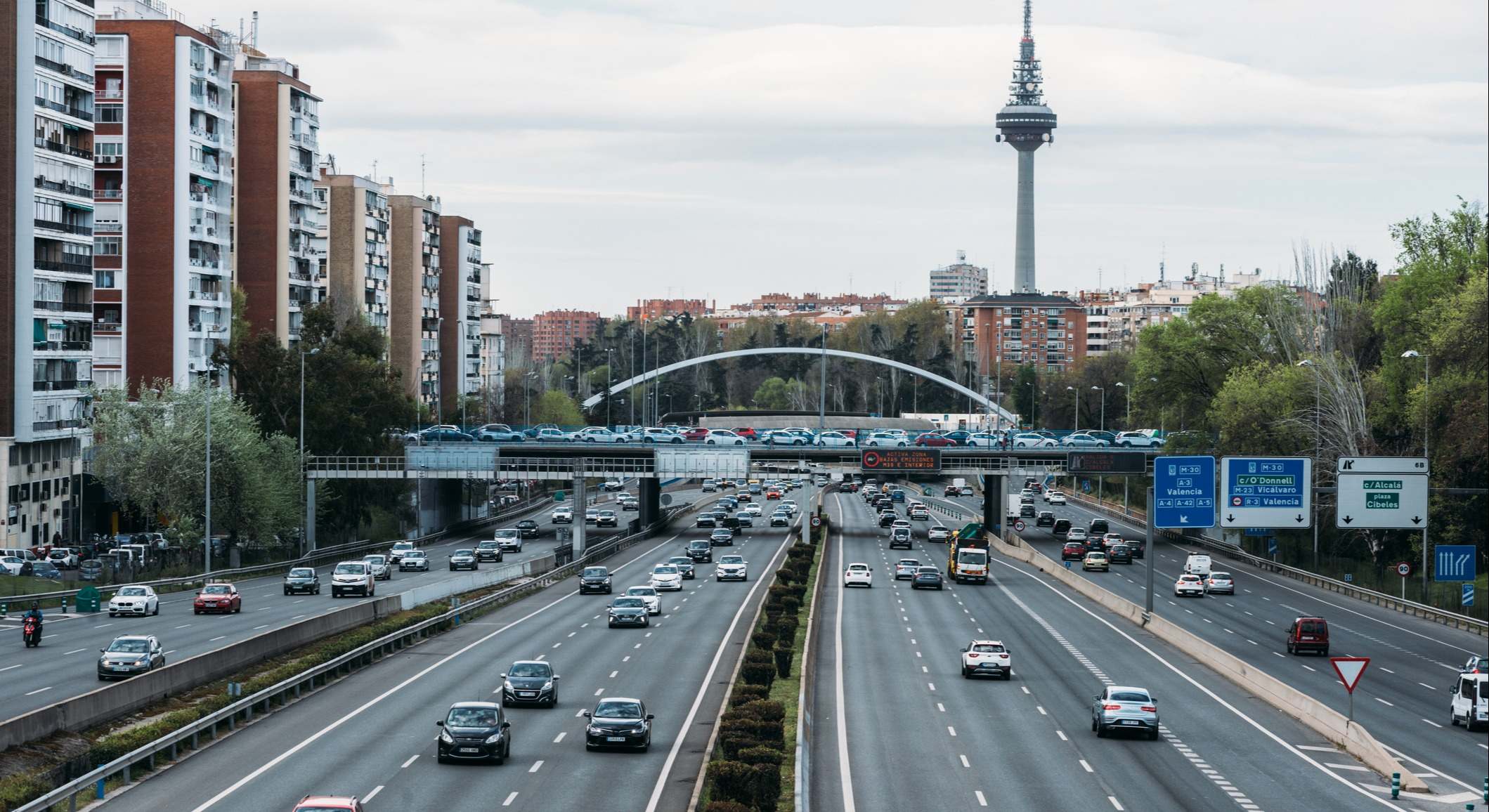 Vista en perspectiva del tráfico en la autopista M30 de Madrid