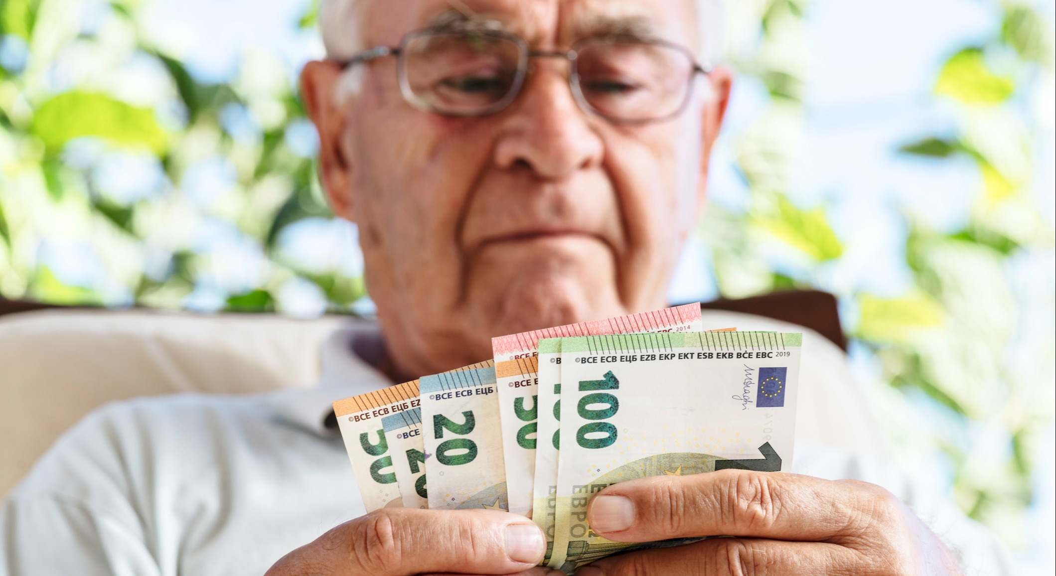 Persona mayor contando dinero