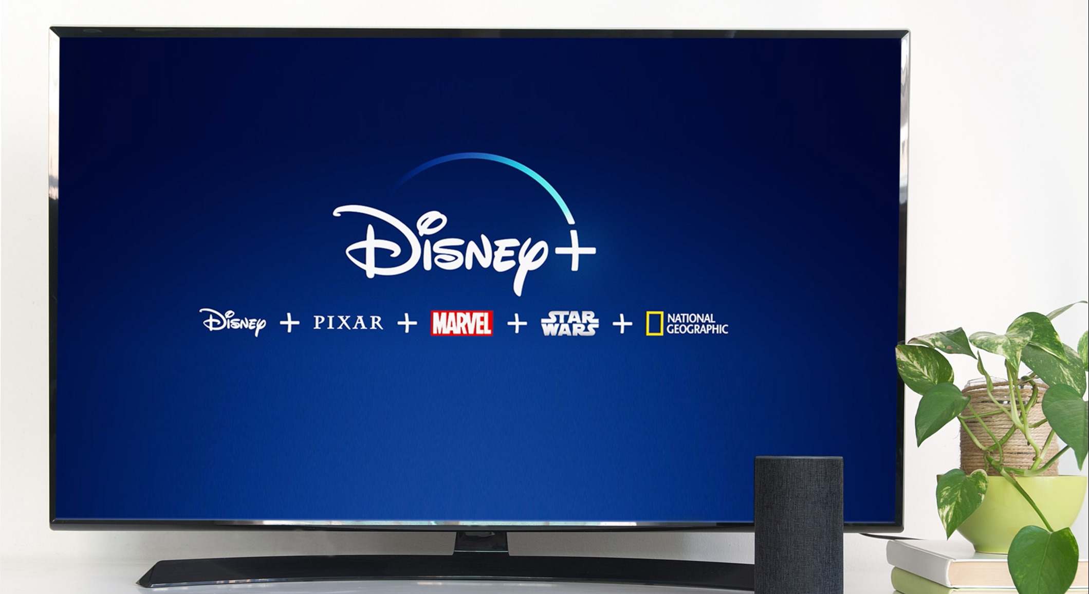 Una televisión con el logo de Disney+