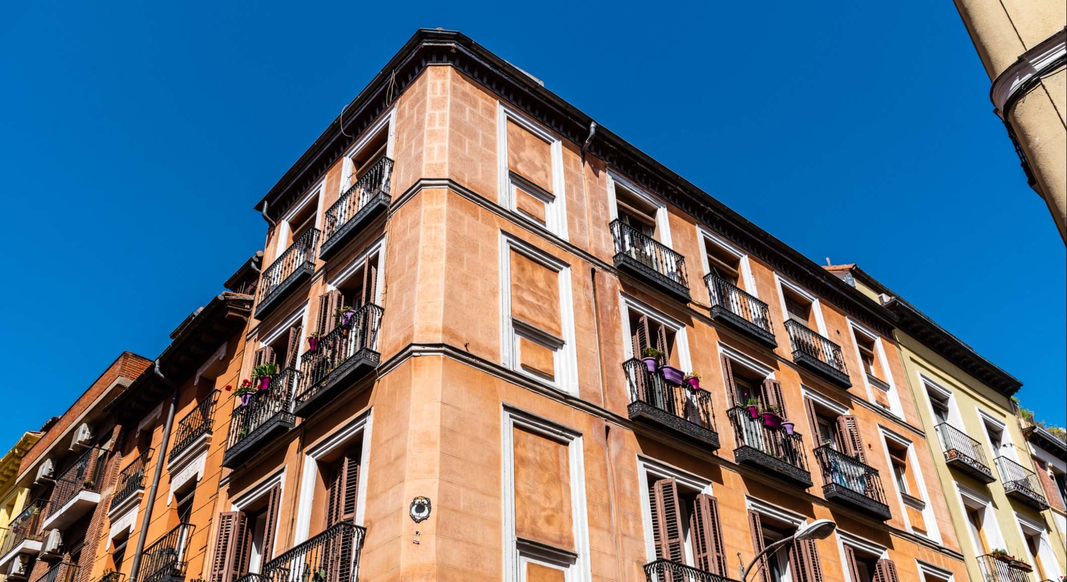 Vista de ángulo bajo de edificios residenciales en el centro histórico de Madrid