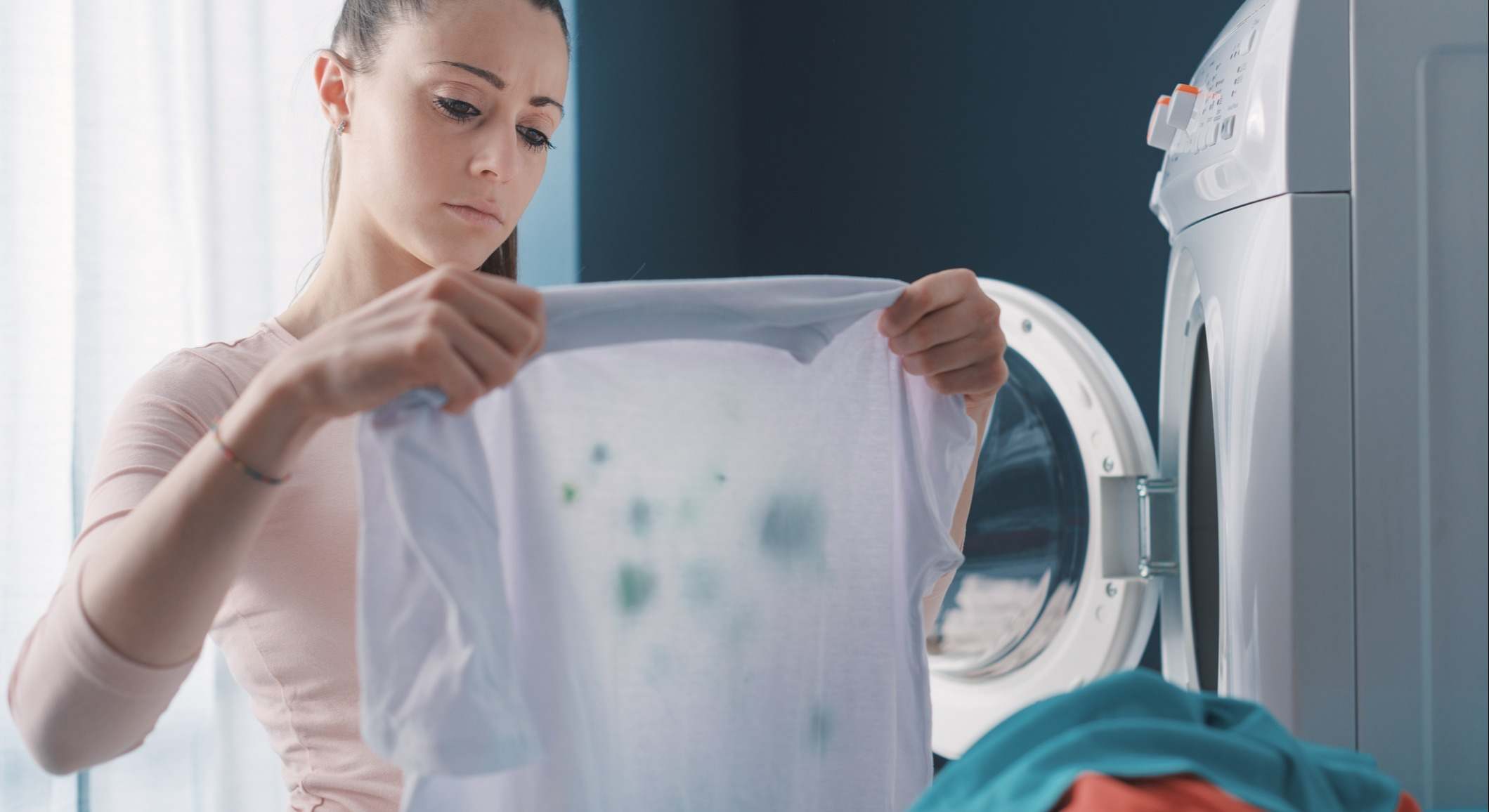 Mujer sosteniendo ropa manchada