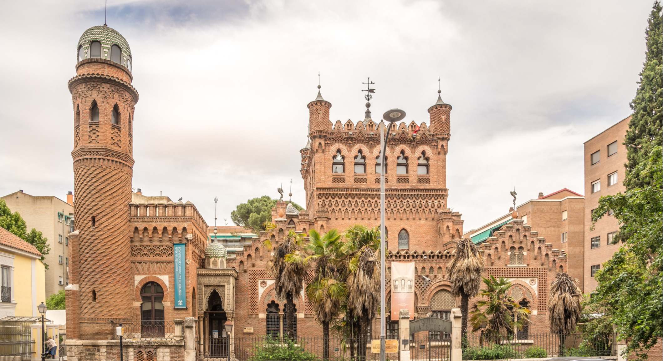 Fachada del Palacio de Laredo en Alcalá de Henares en Madrid