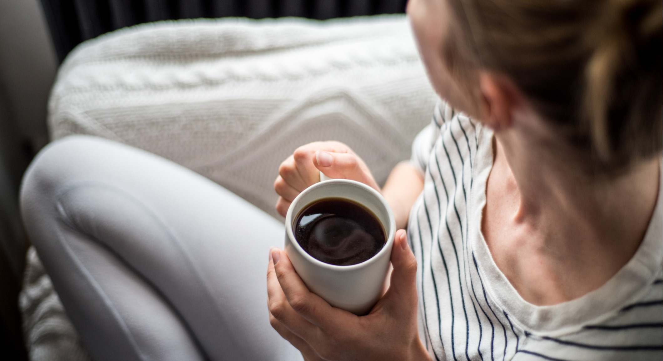 Mujer bebiendo un café