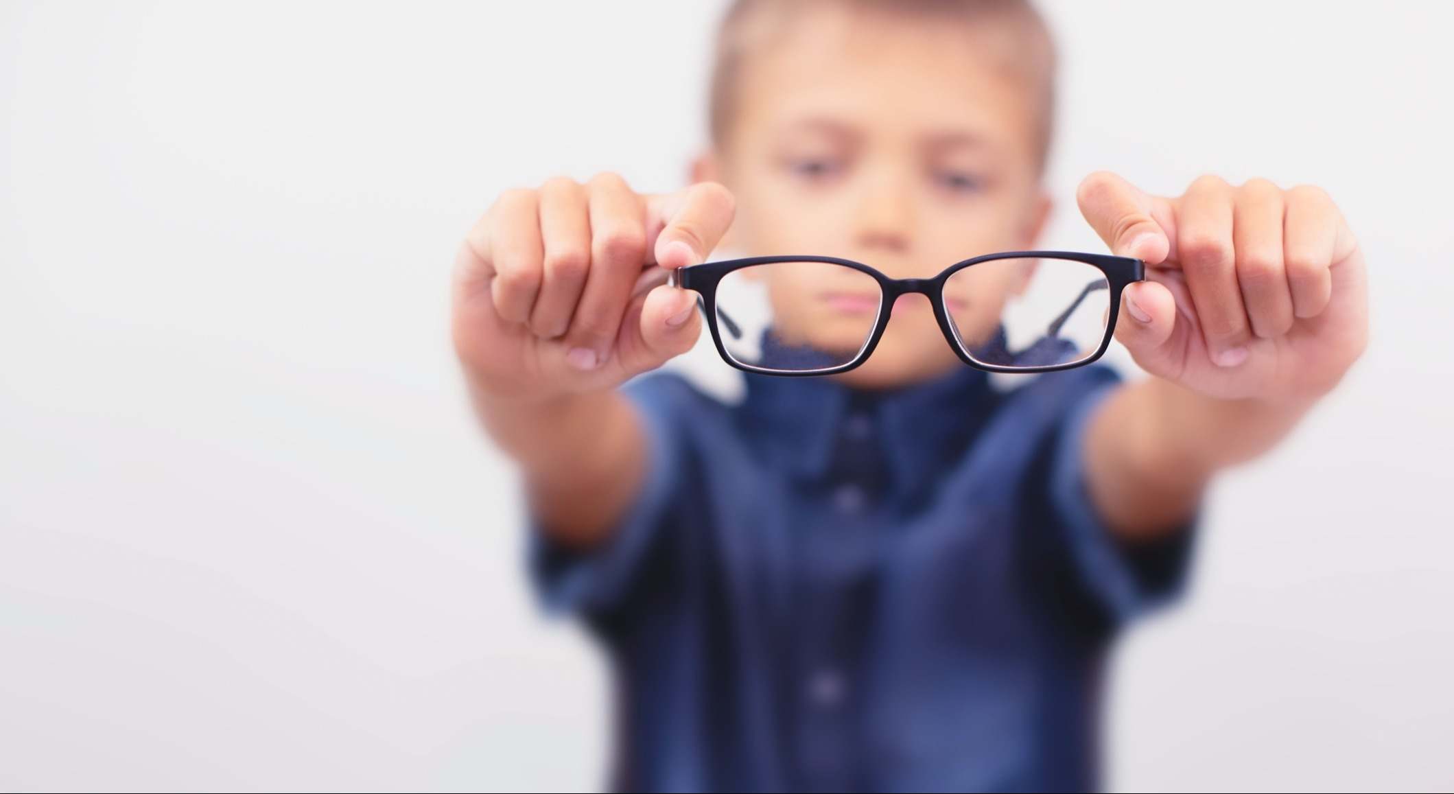 Un niño con gafas graduadas