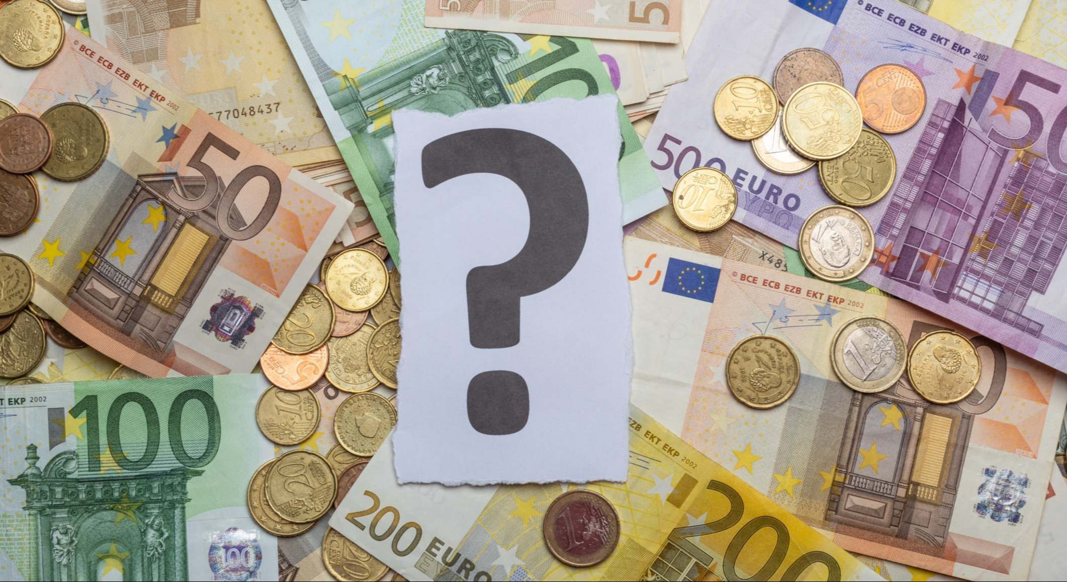 Un recorte que muestra una interrogación sobre un montón de dinero