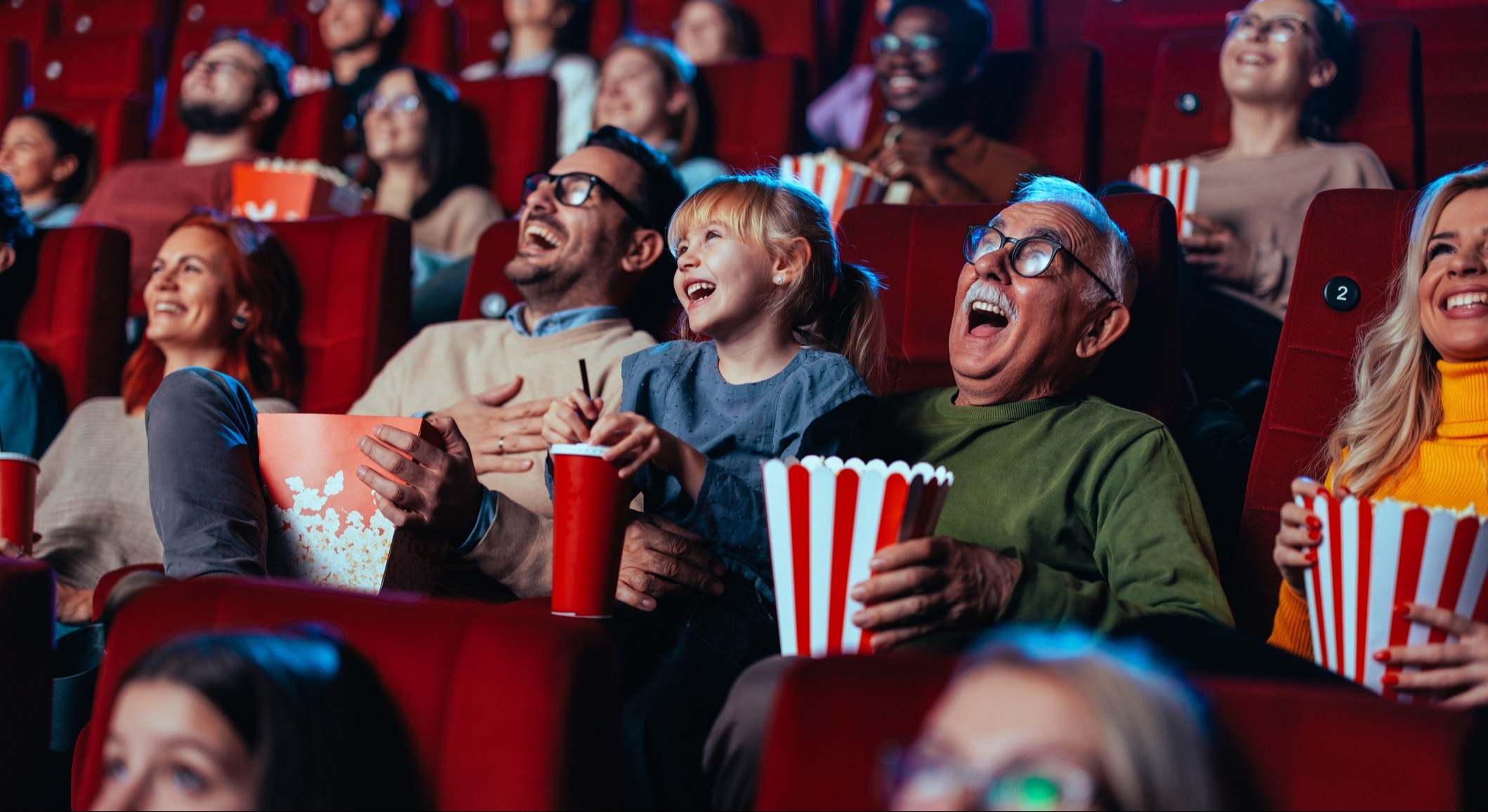Persona mayor de 65 años en el cine